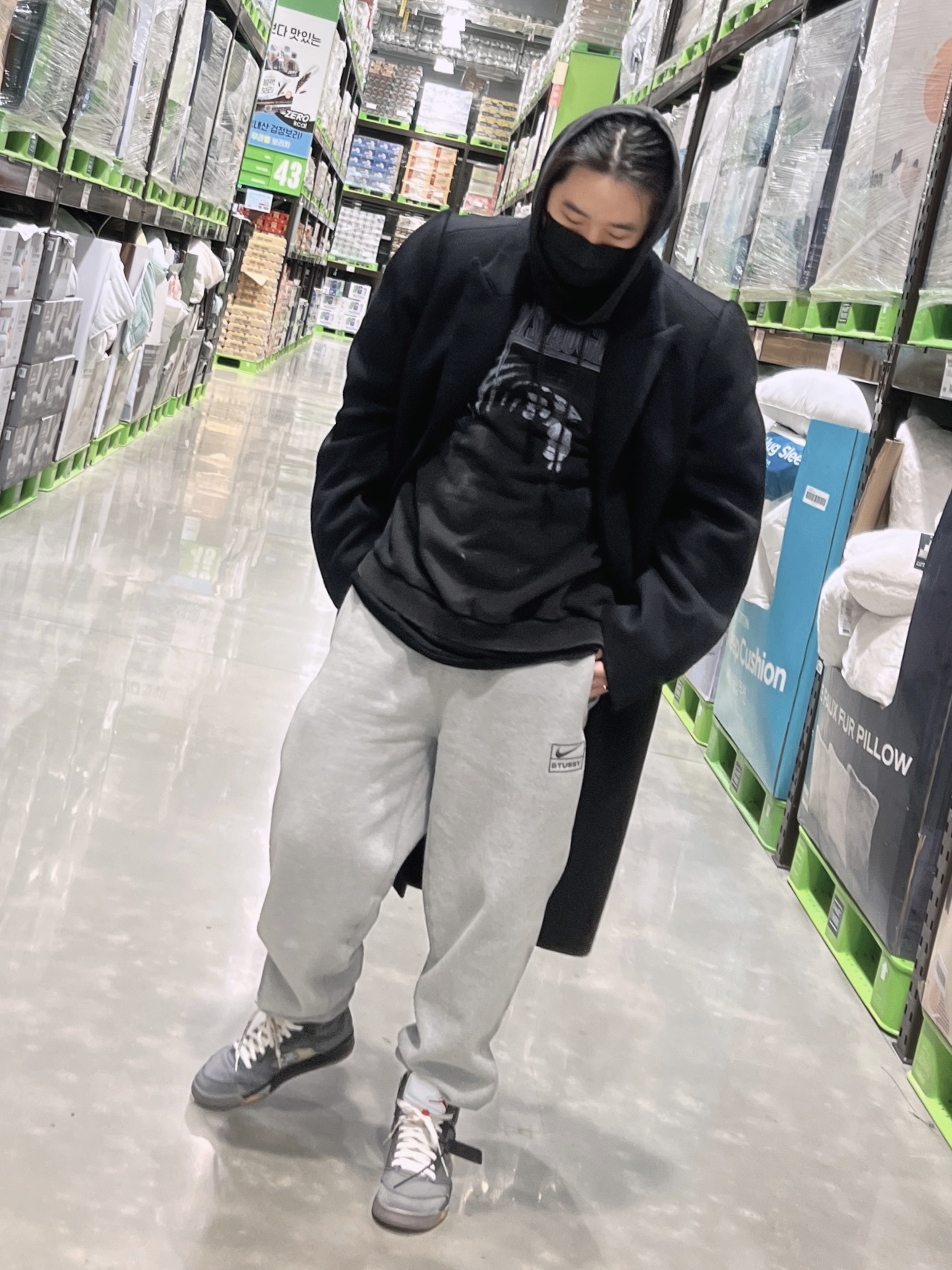 Jordan 5 x Off-White Retro SP Black Muslin, Nike x Stussy NRG RA Fleece Pants Dark Grey Heather (DJ9490-063) 착용 스타일 - 2