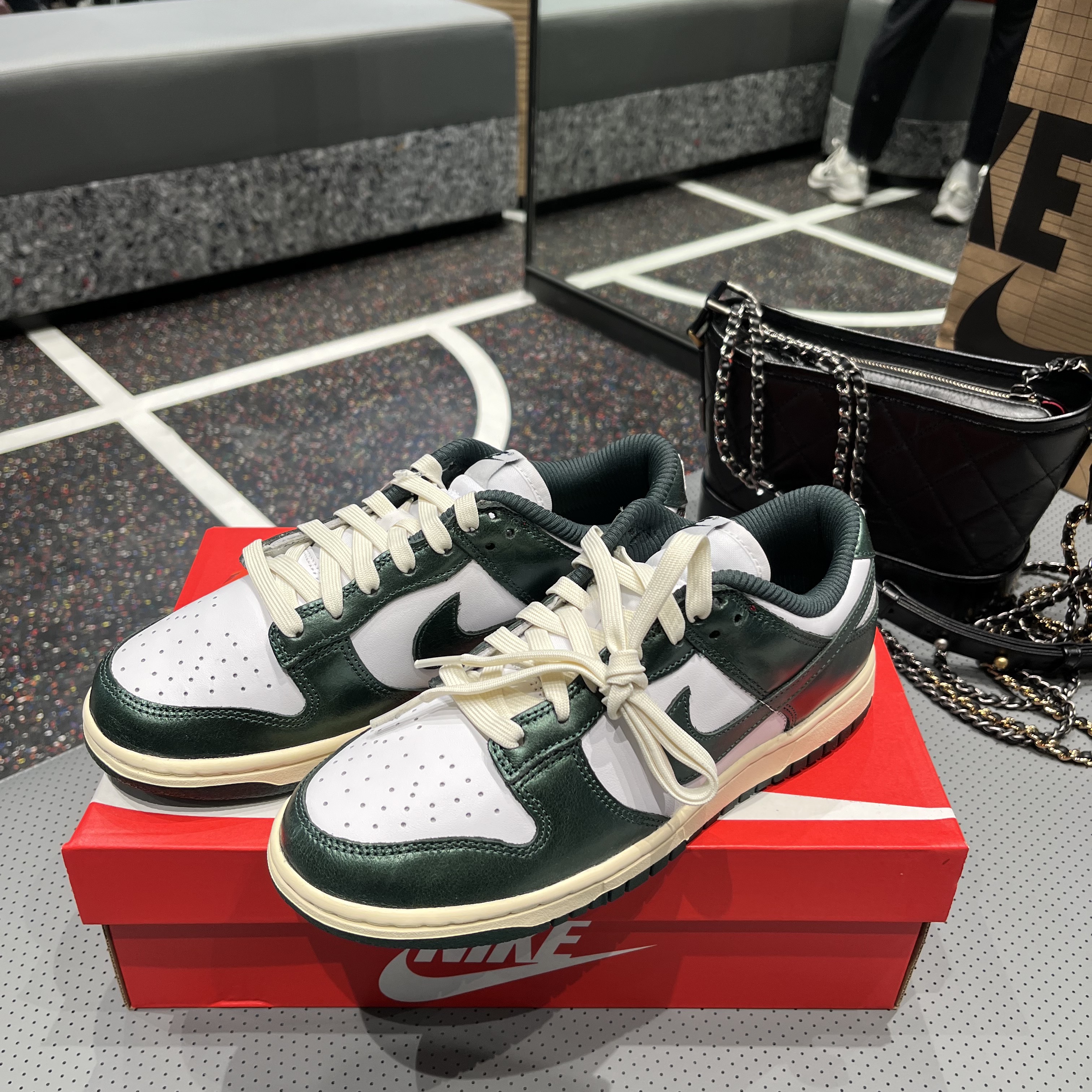 (W) Nike Dunk Low Vintage Green 착용 스타일 - 1