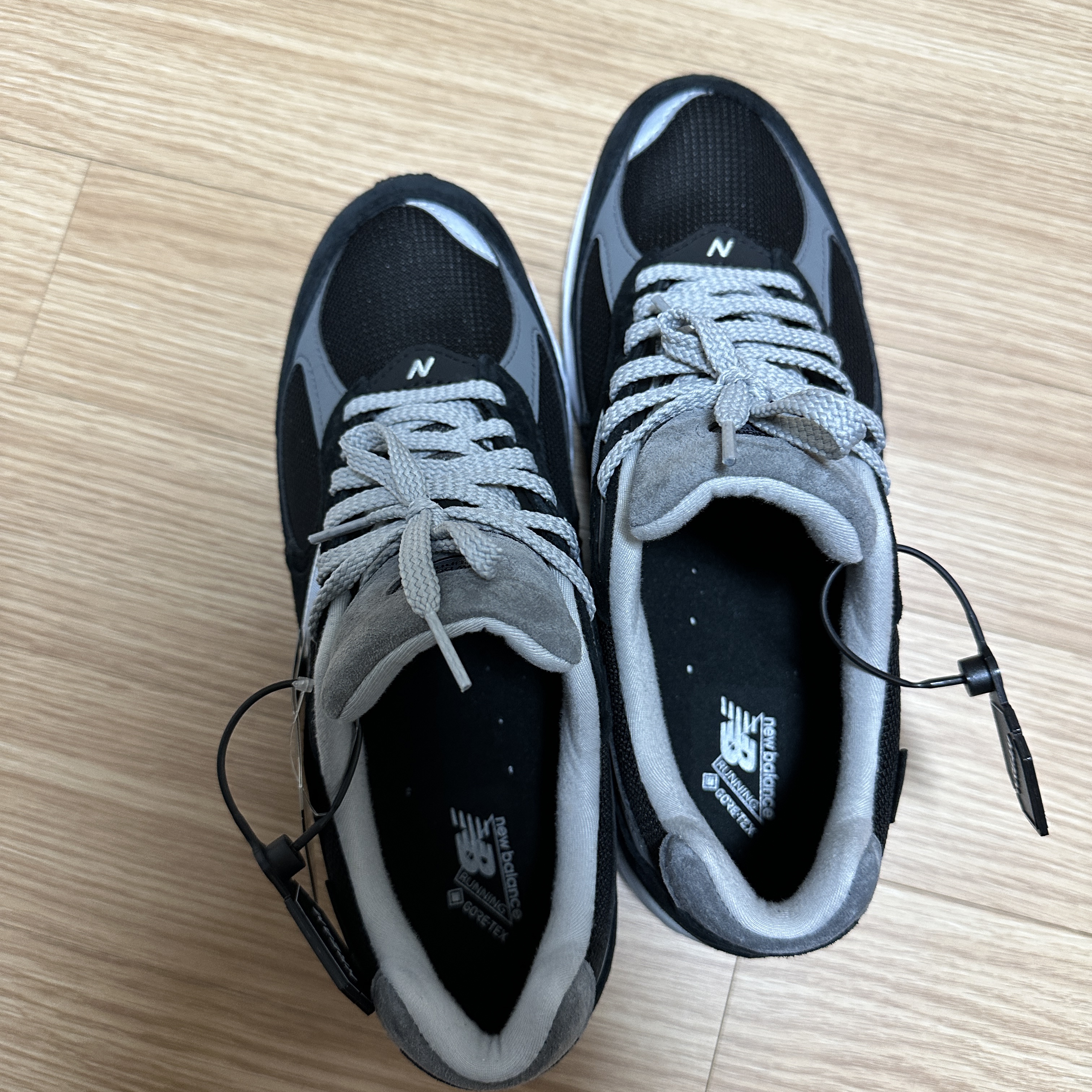 New Balance 2002R Gore-Tex Black Silver Metalic 착용 스타일 - 2