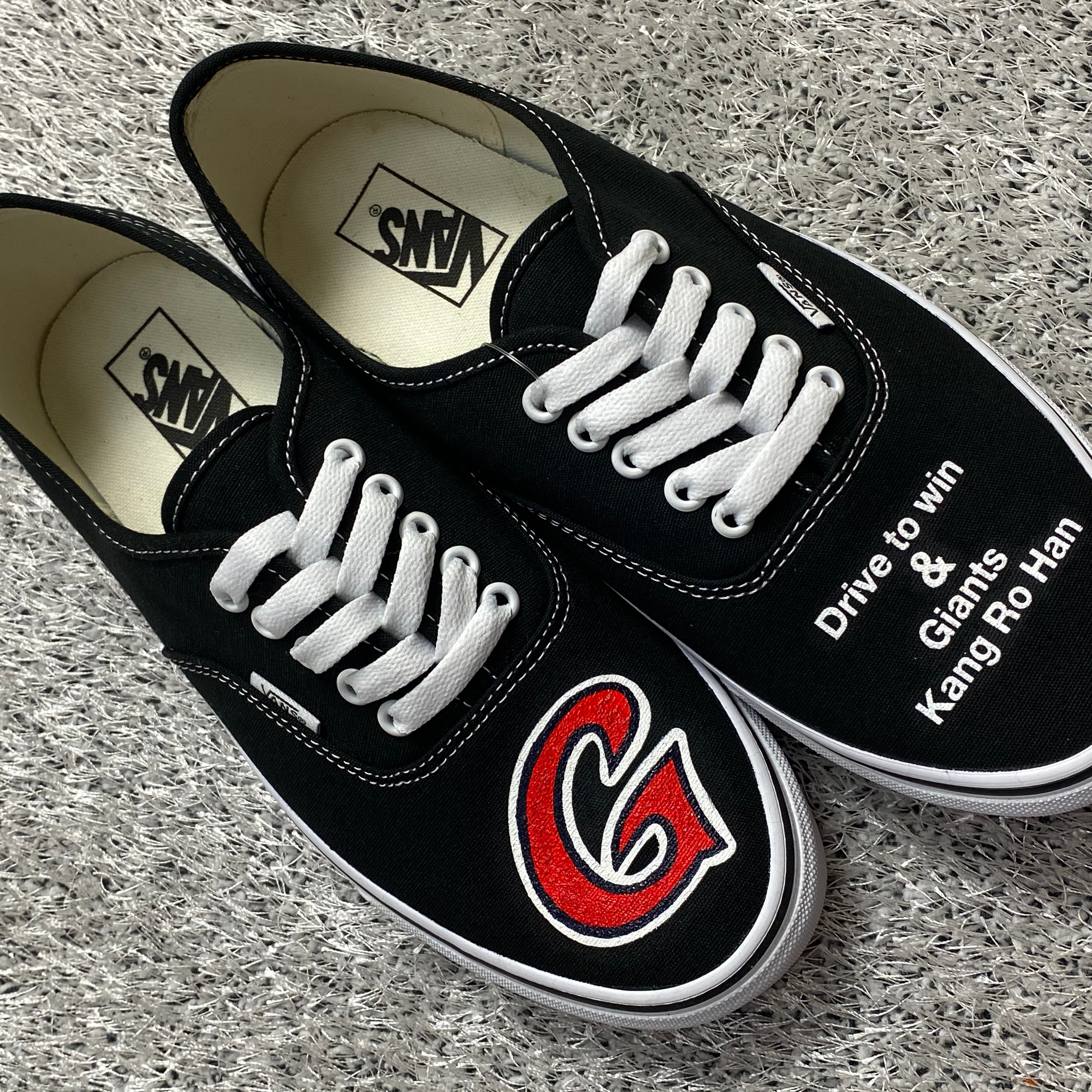 Vans Vault OG Authentic LX Black, Vans Vault OG Authentic LX Red 착용 스타일 - 1