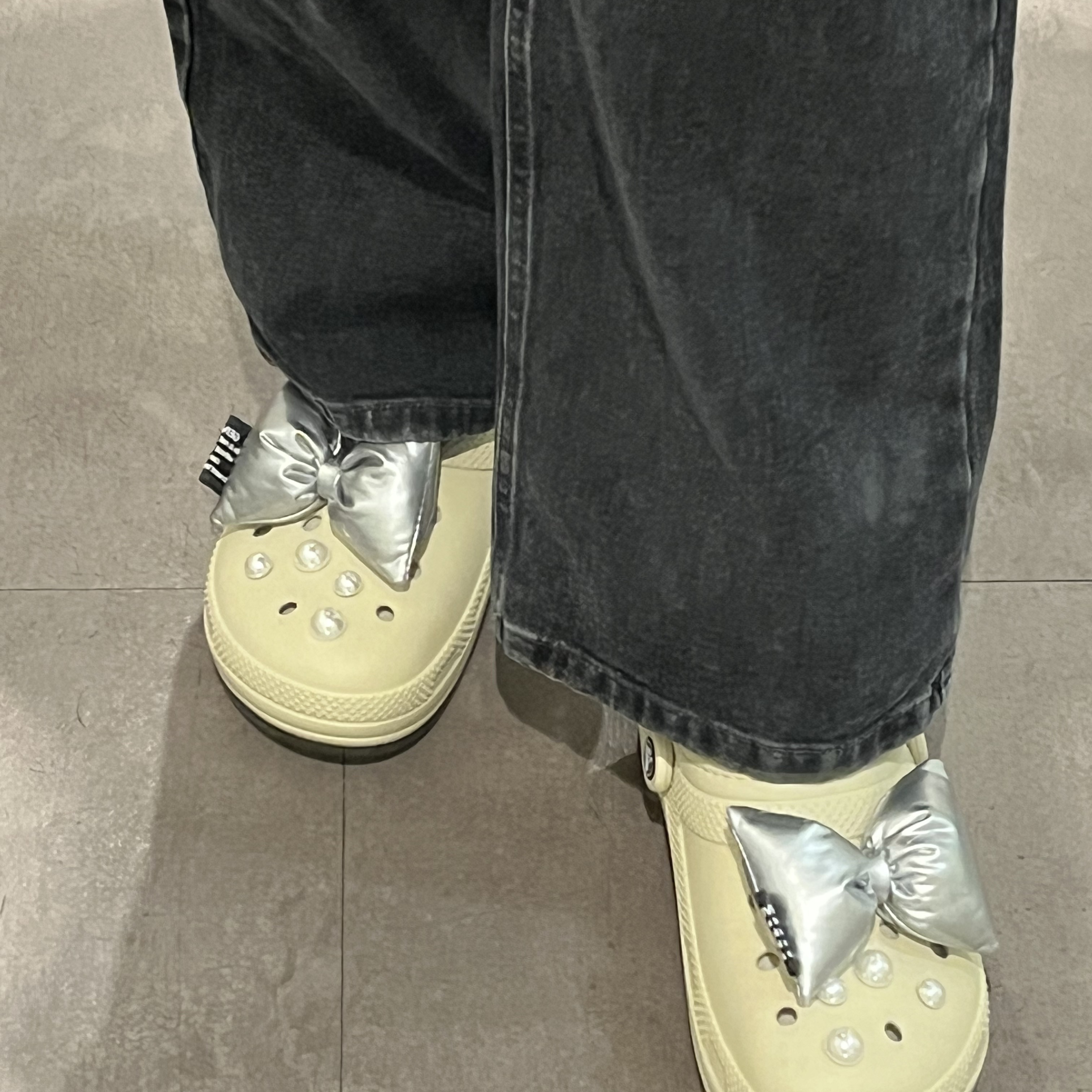 Crocs Classic Lined Neo Puff Boot Bone 착용 스타일