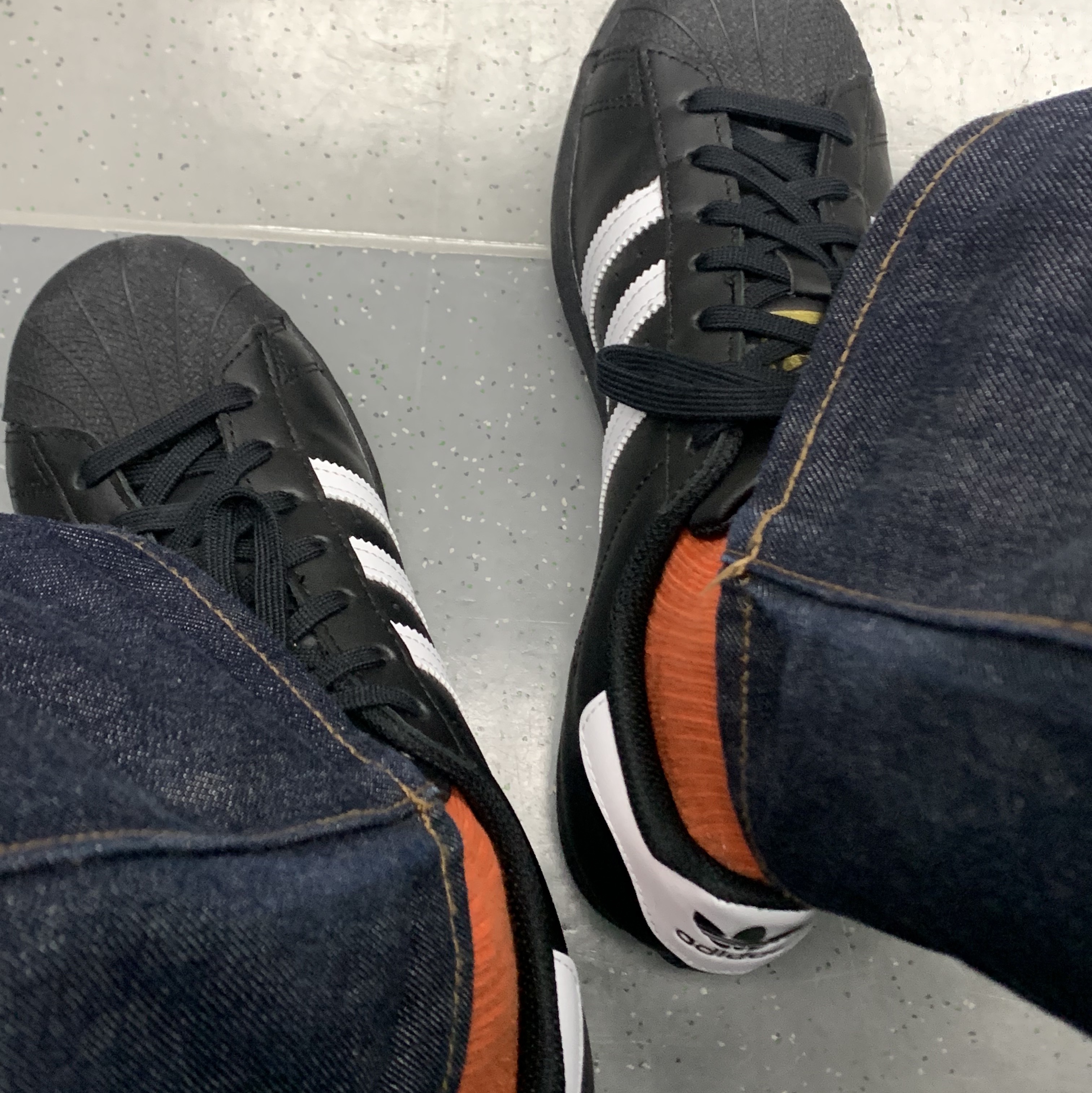 Adidas Superstar Core Black White 착용 스타일