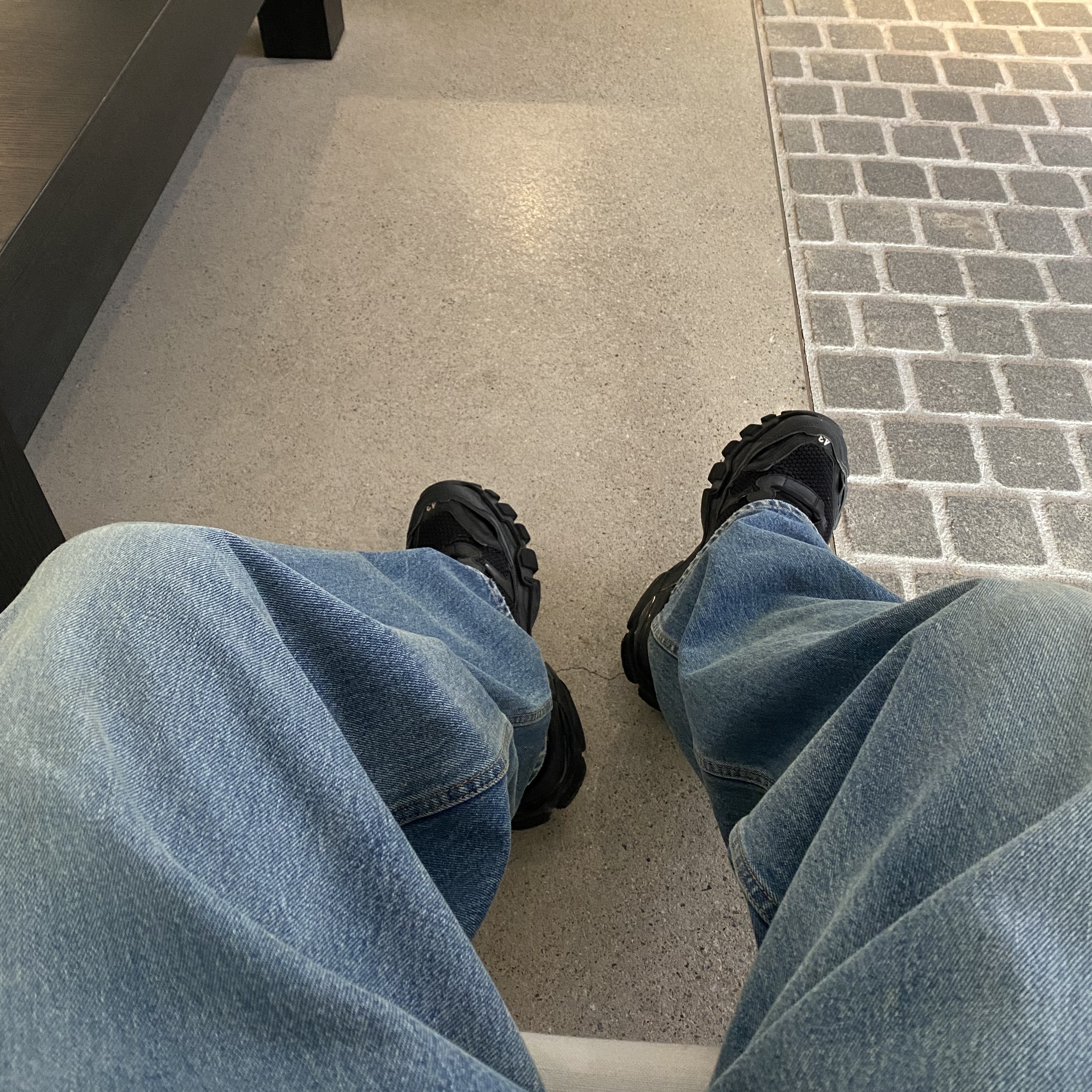 Balenciaga Large Baggy Jeans Blue, (W) Balenciaga Track.3 Sneakers Black White 착용 스타일