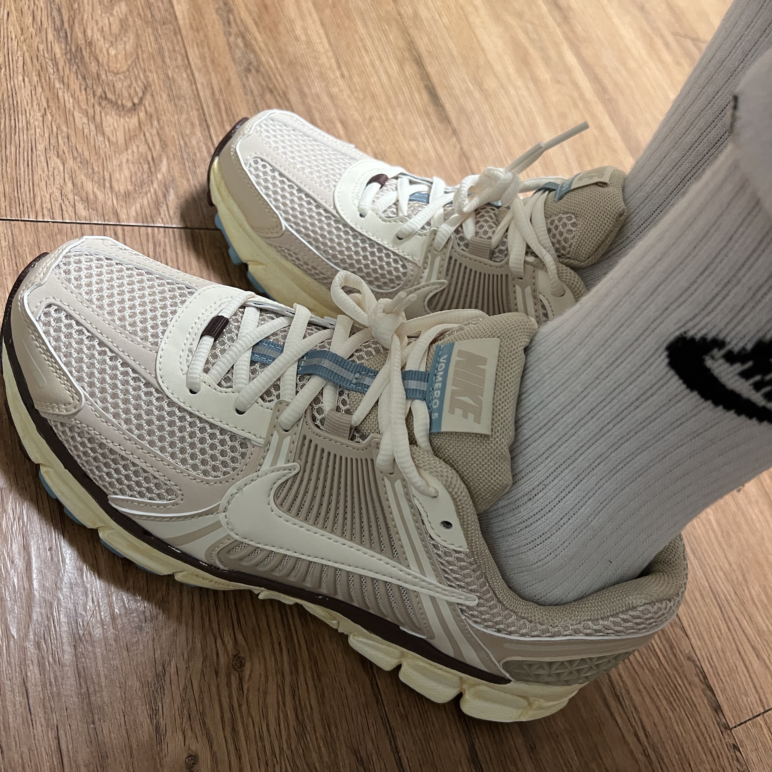 (W) Nike Zoom Vomero 5 Oatmeal 착용 스타일