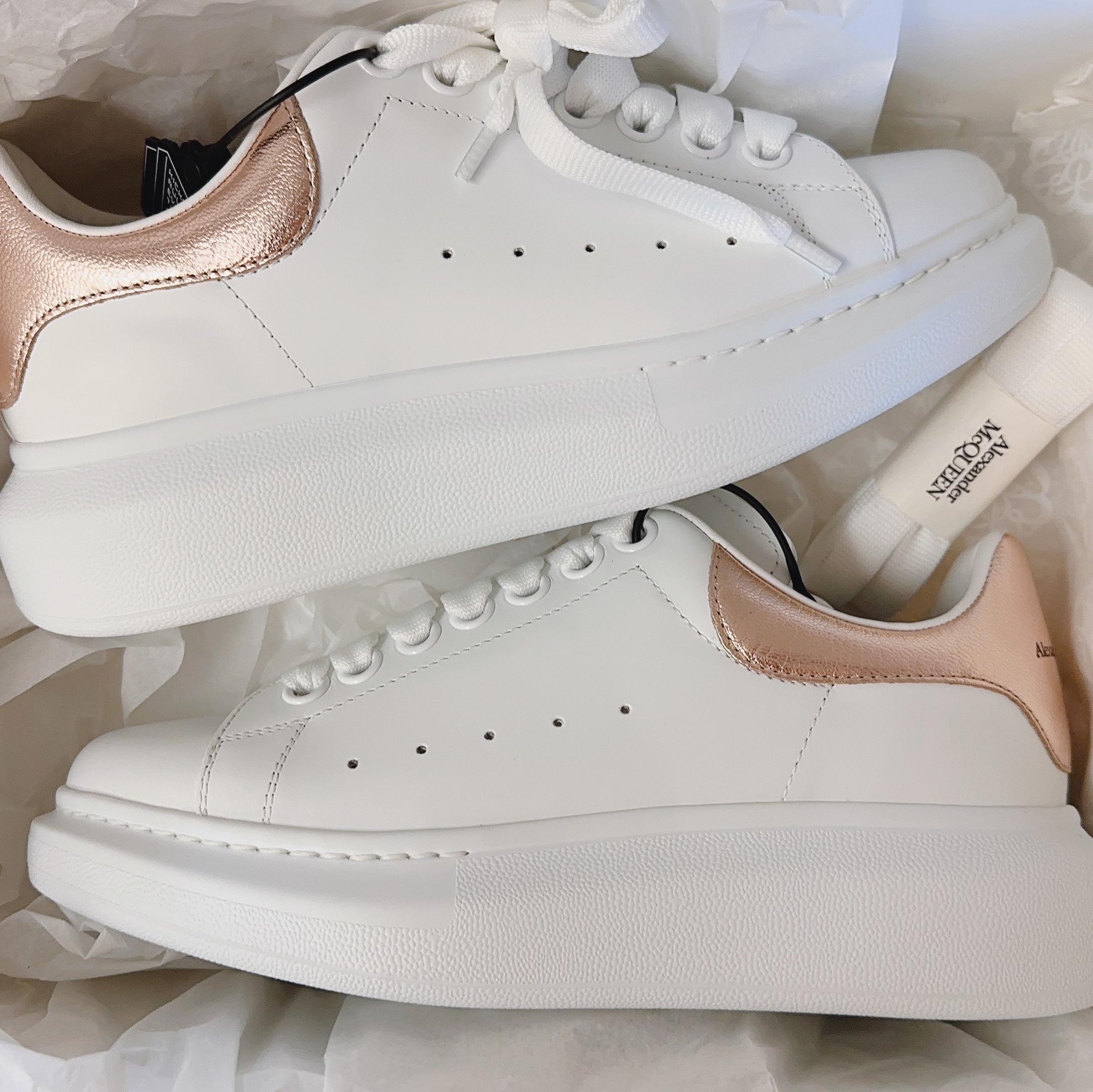 (W) Alexander McQueen Oversized Sneakers White Rose Gold 착용 스타일 - 1