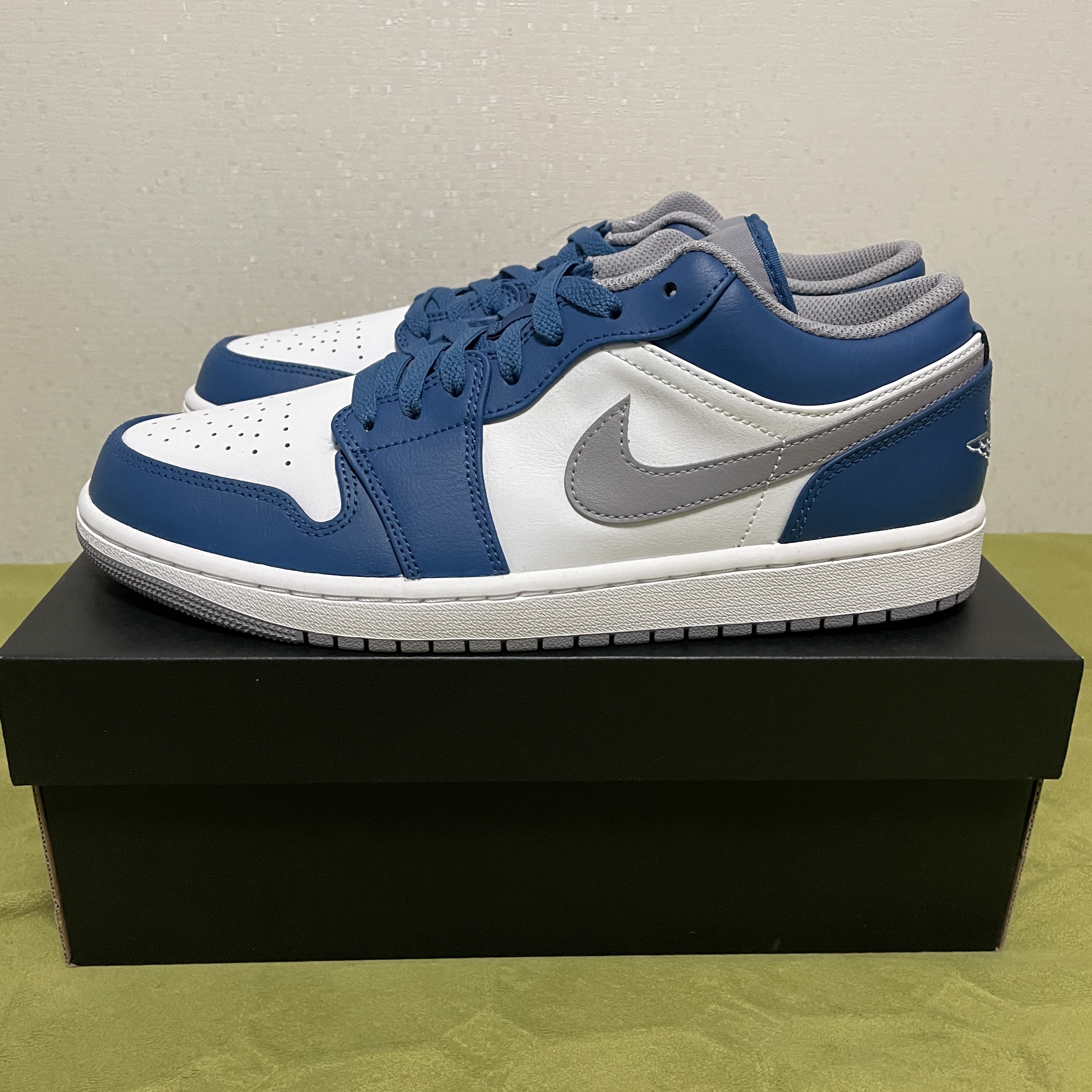 Jordan 1 Low True Blue Cement Grey 착용 스타일 - 3