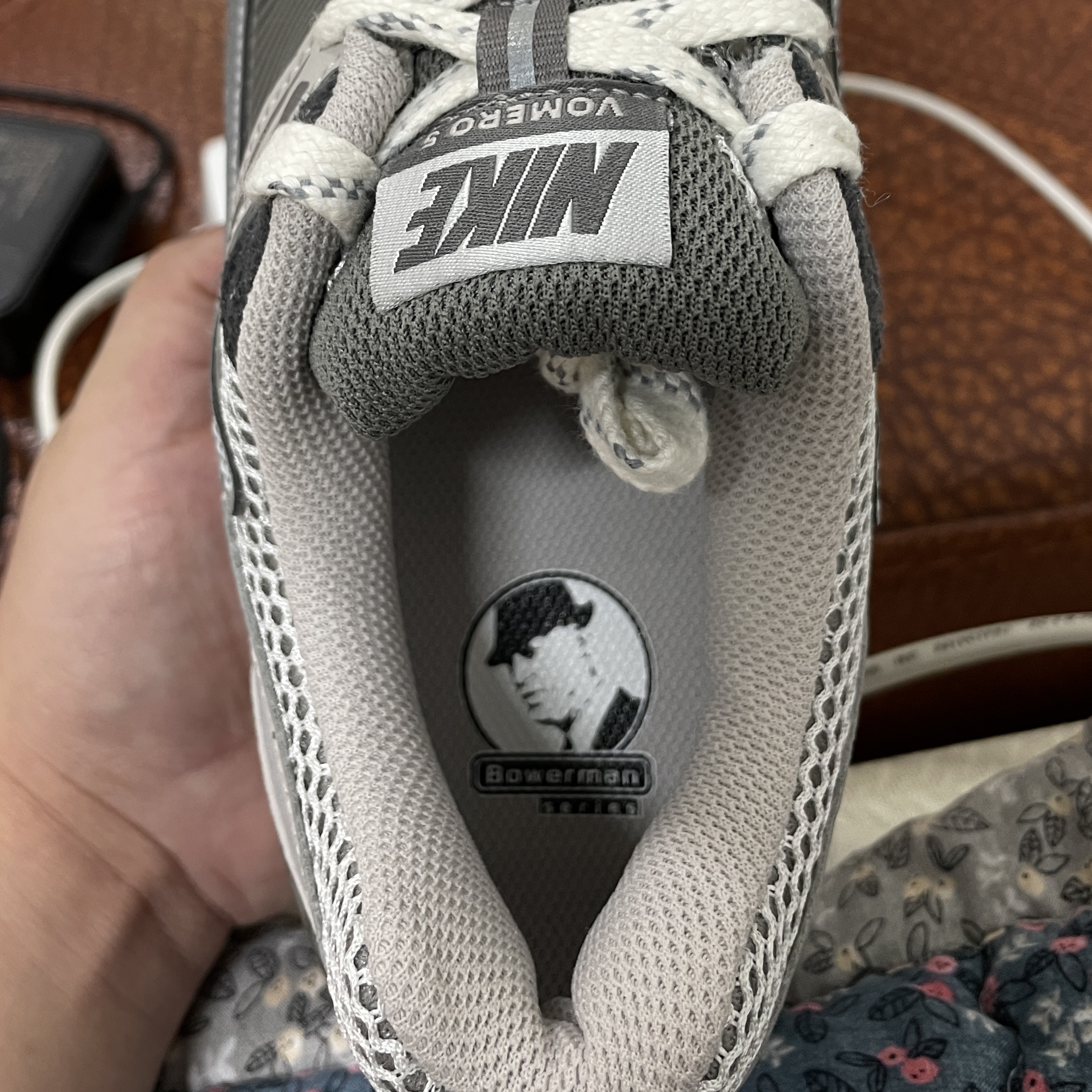 Nike Zoom Vomero 5 PRM Light Iron Ore and Flat Fewter 착용 스타일 - 5