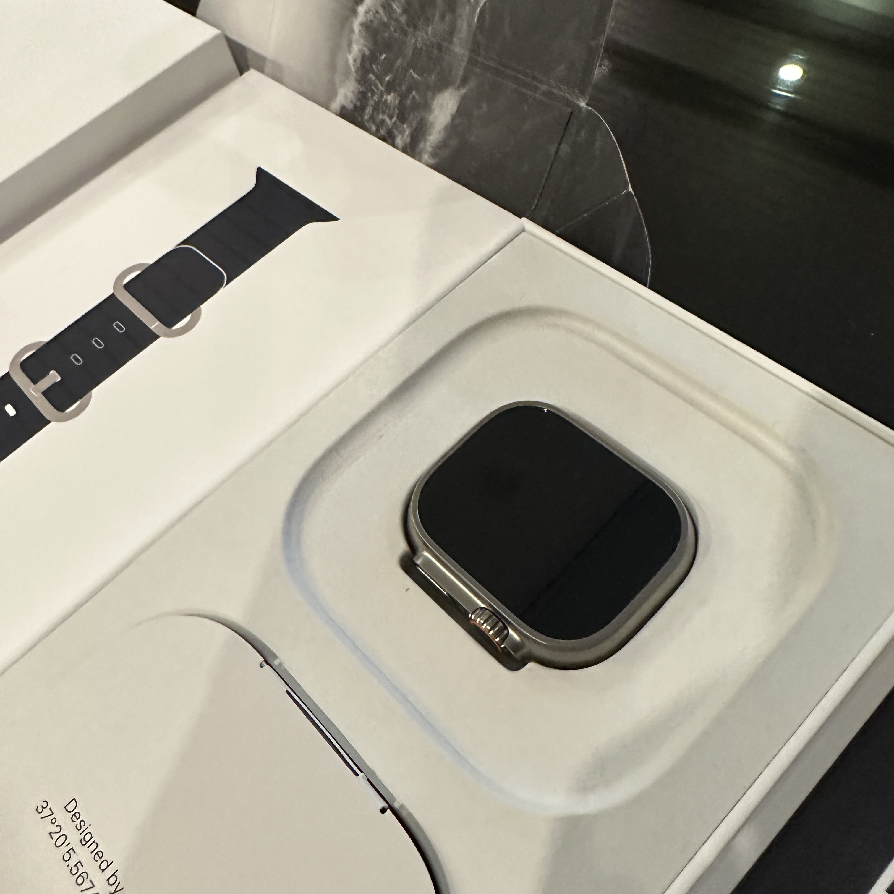 Apple Watch Ultra 49mm Titanium Case with Ocean Band Midnight (Korean Ver.) 착용 스타일 - 1
