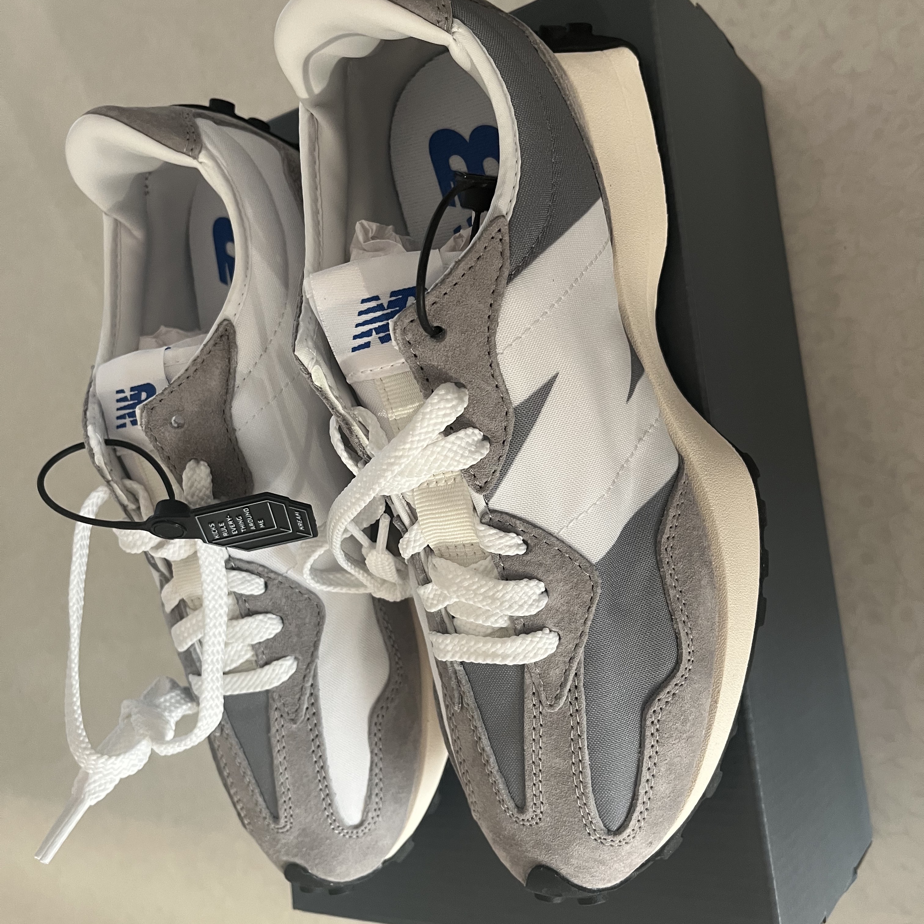 New Balance 327 Grey 착용 스타일