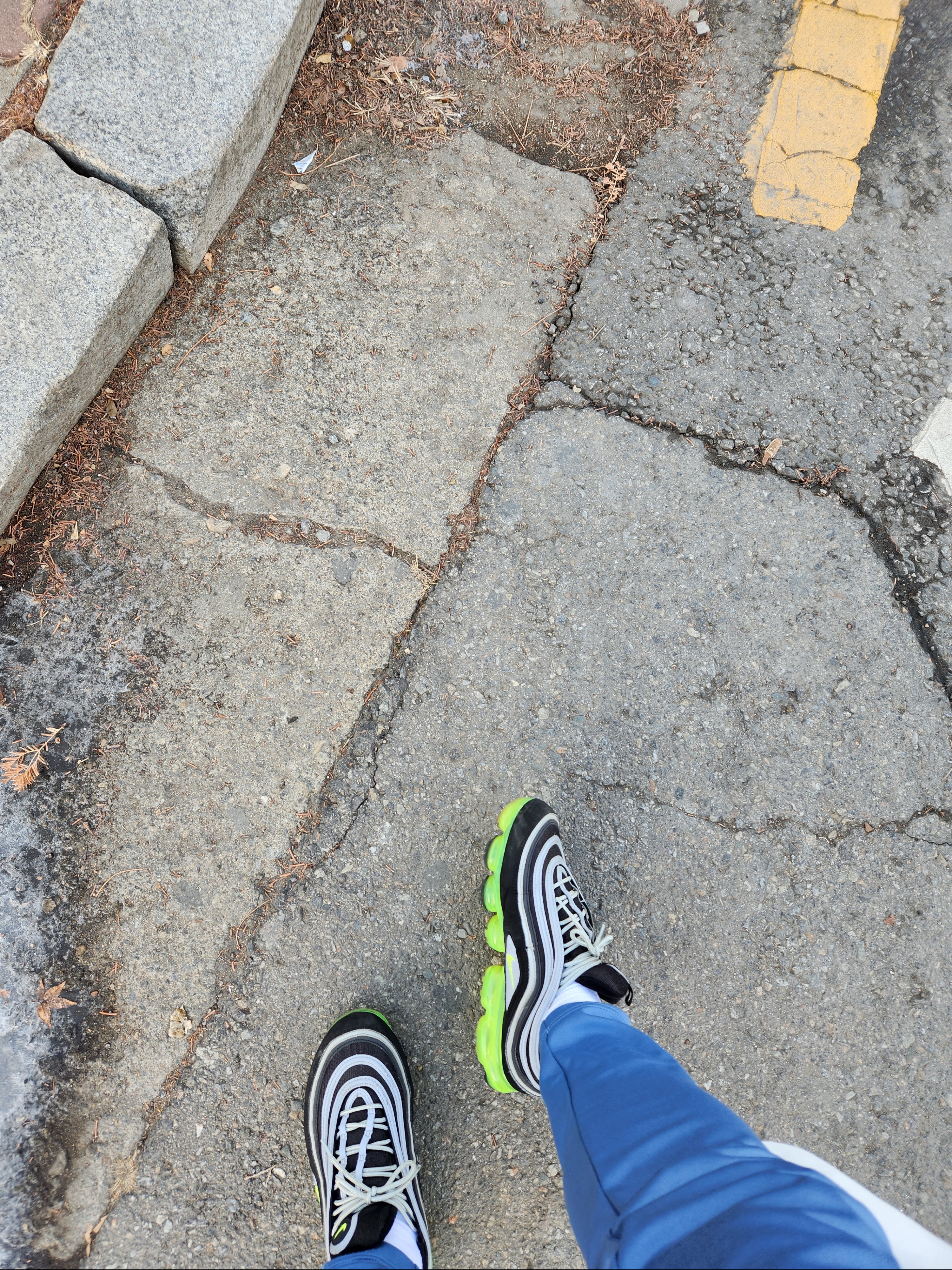 Nike Air VaporMax 97 Black Volt 착용 스타일
