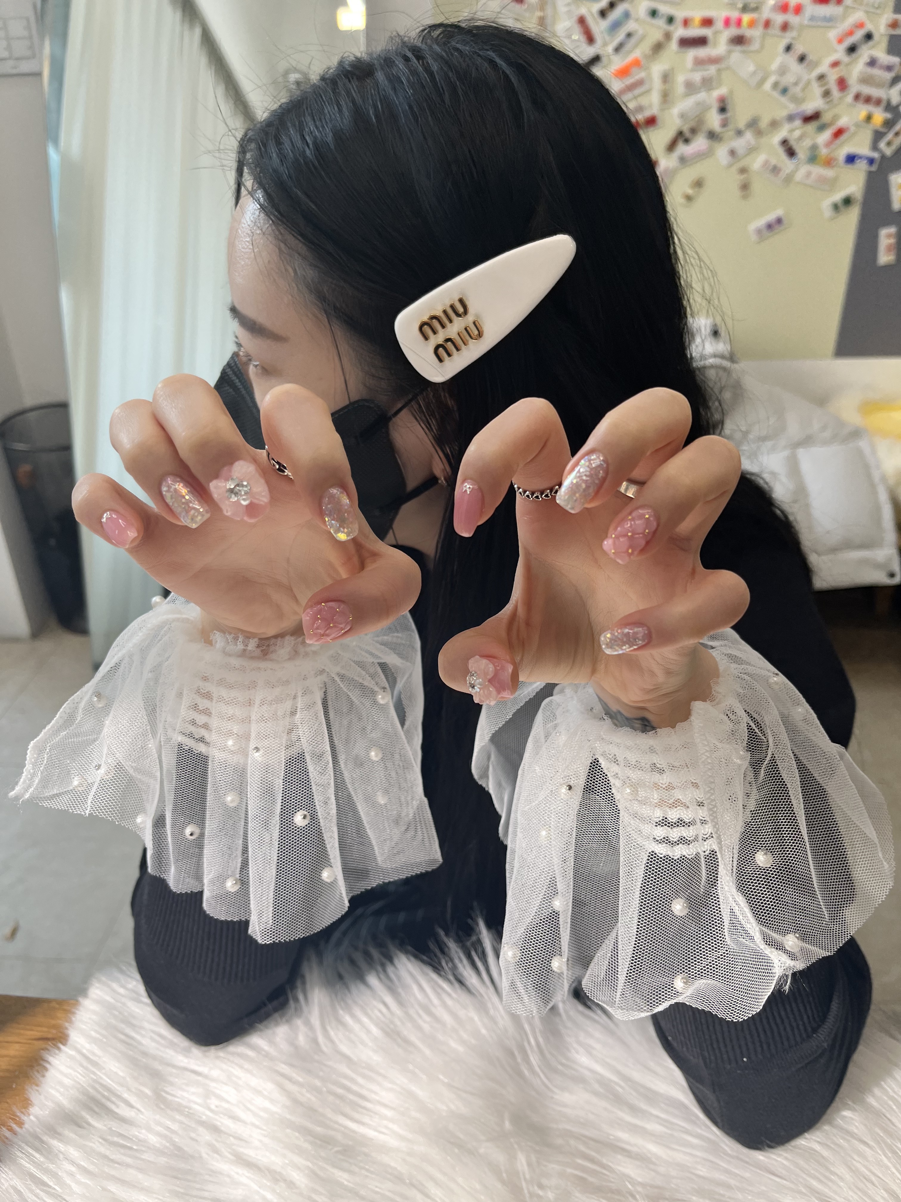 (W) Miu Miu Patent Leather Hair Clip Black, (W) Miu Miu Patent Leather Hair Clip Alabaster Pink 착용 스타일 - 1