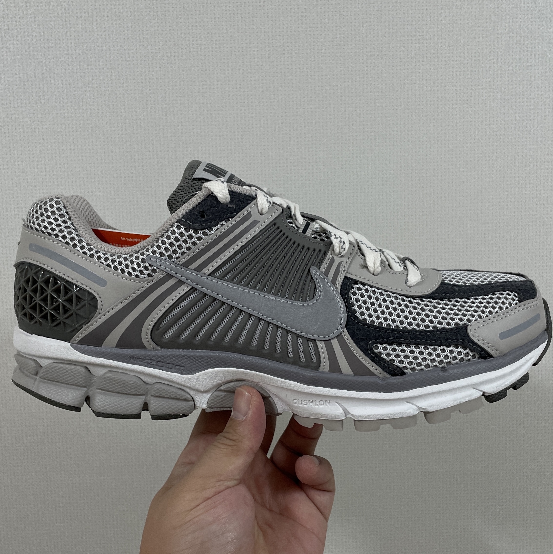Nike Zoom Vomero 5 PRM Light Iron Ore and Flat Fewter 착용 스타일 - 1