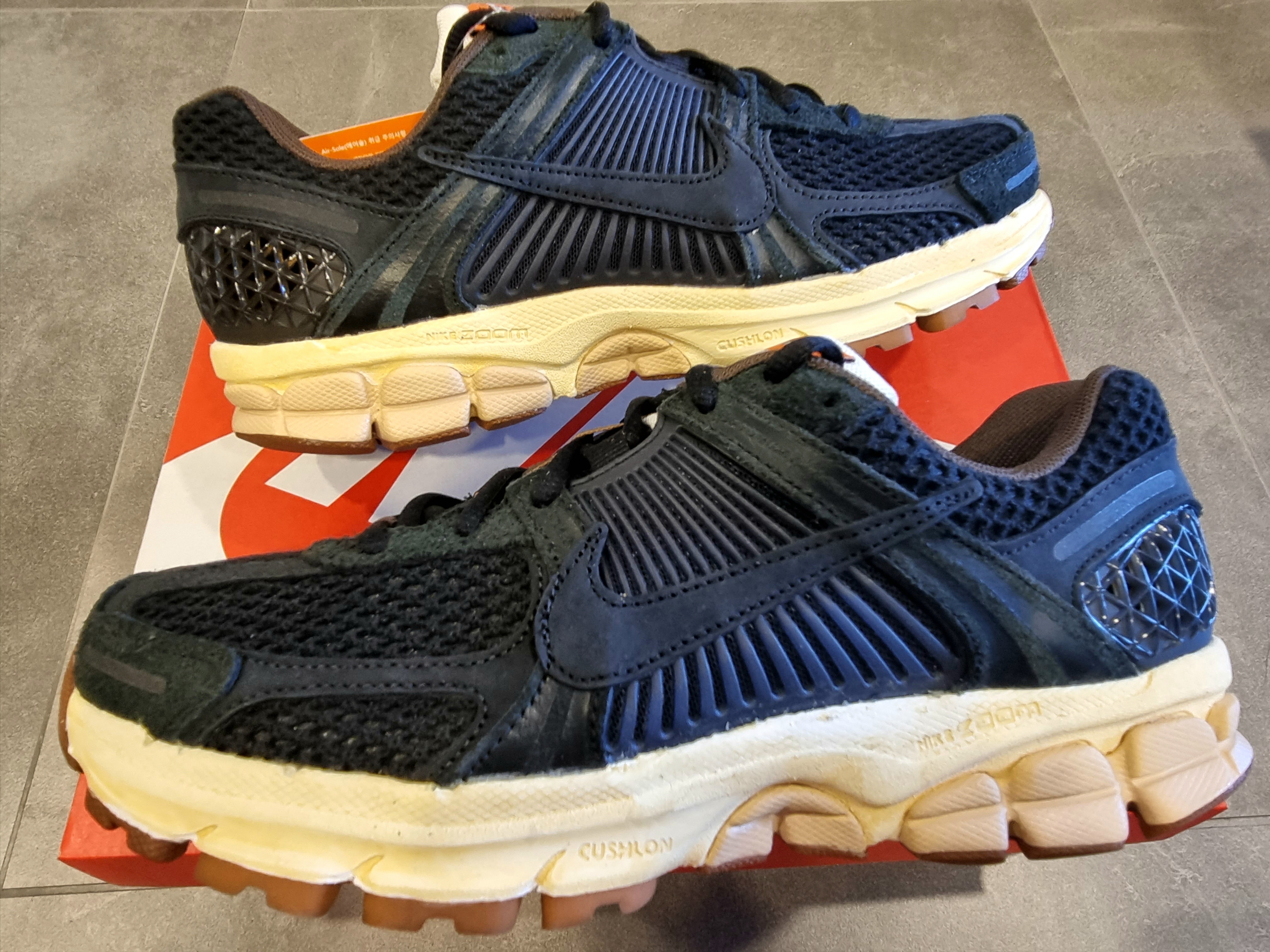 (W) Nike Zoom Vomero 5 Black 착용 스타일 - 2