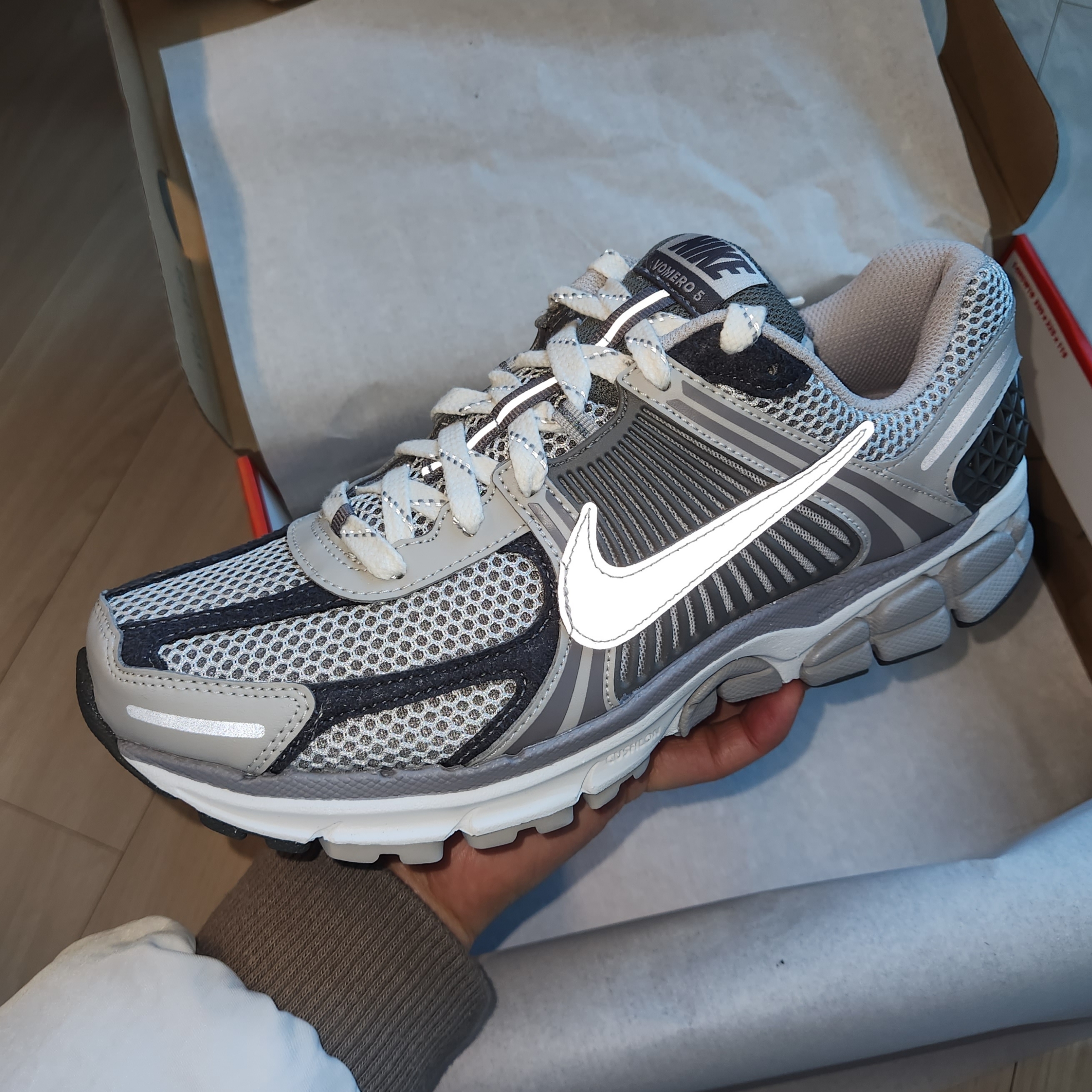Nike Zoom Vomero 5 PRM Light Iron Ore and Flat Fewter 착용 스타일 - 1