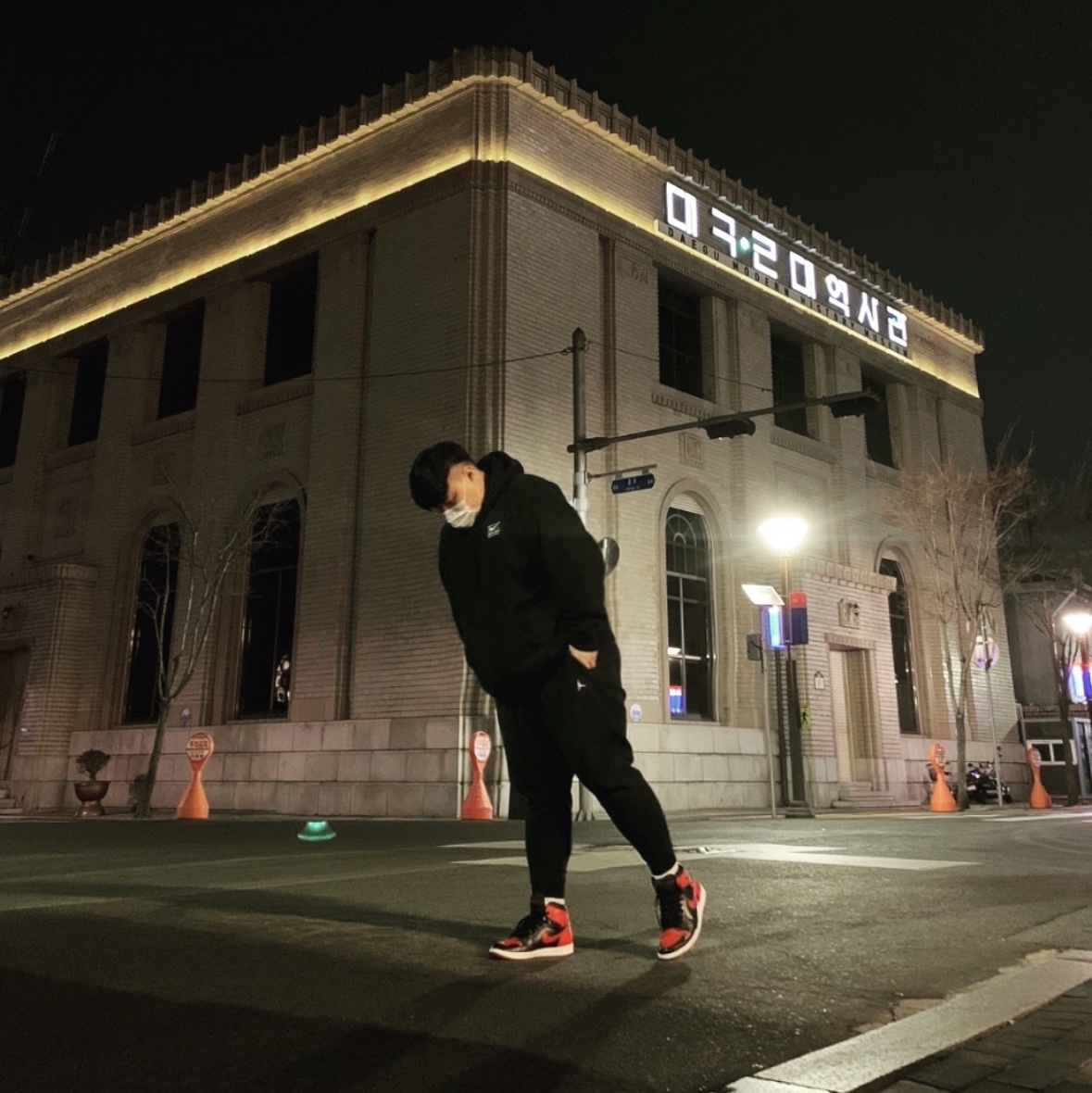 Jordan 1 Retro High OG Bred Banned 2016, Nike x Stussy NRG RA Washed Pullover Hoodie Black (DN4028-010) 착용 스타일