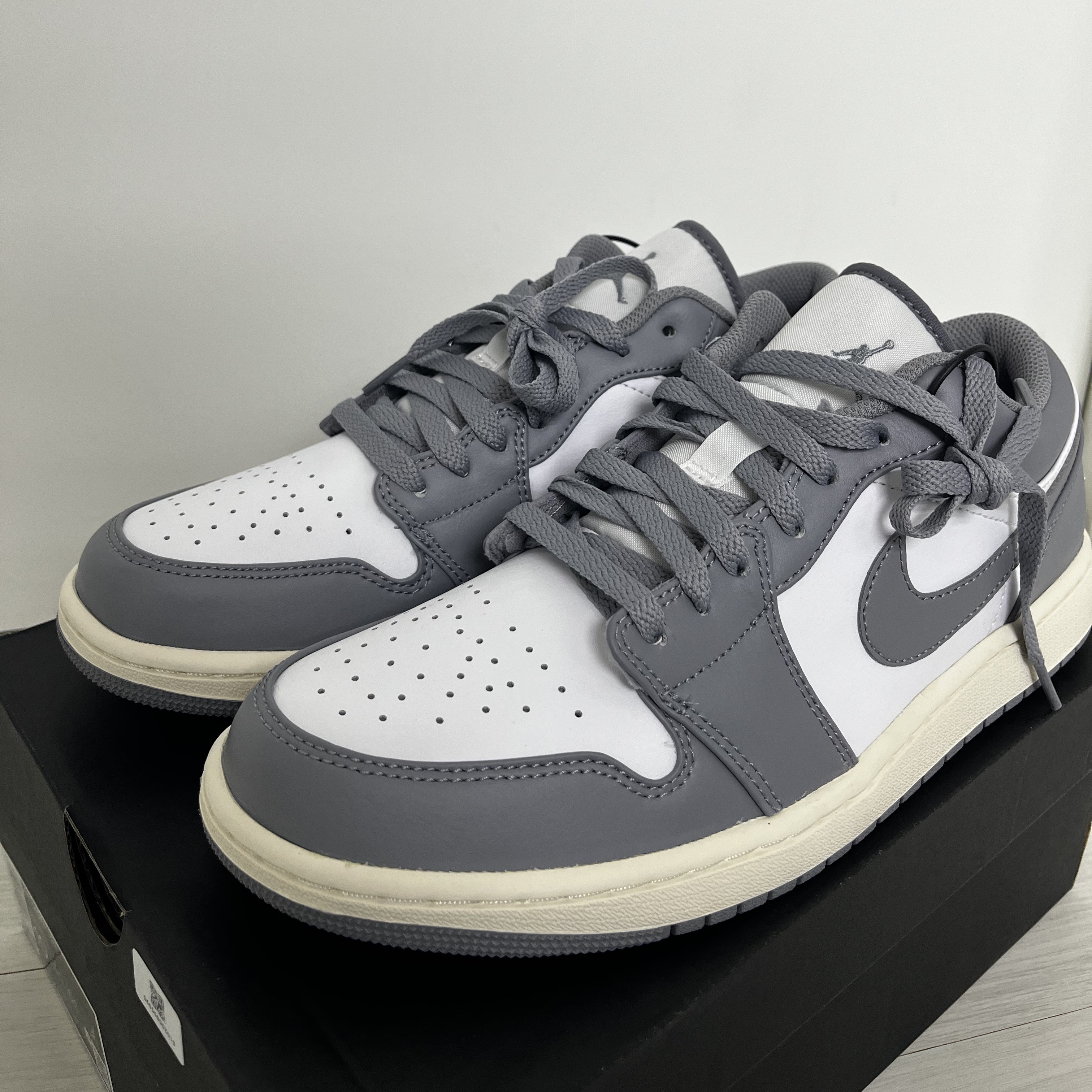 Jordan 1 Low Stealth and White 착용 스타일 - 1