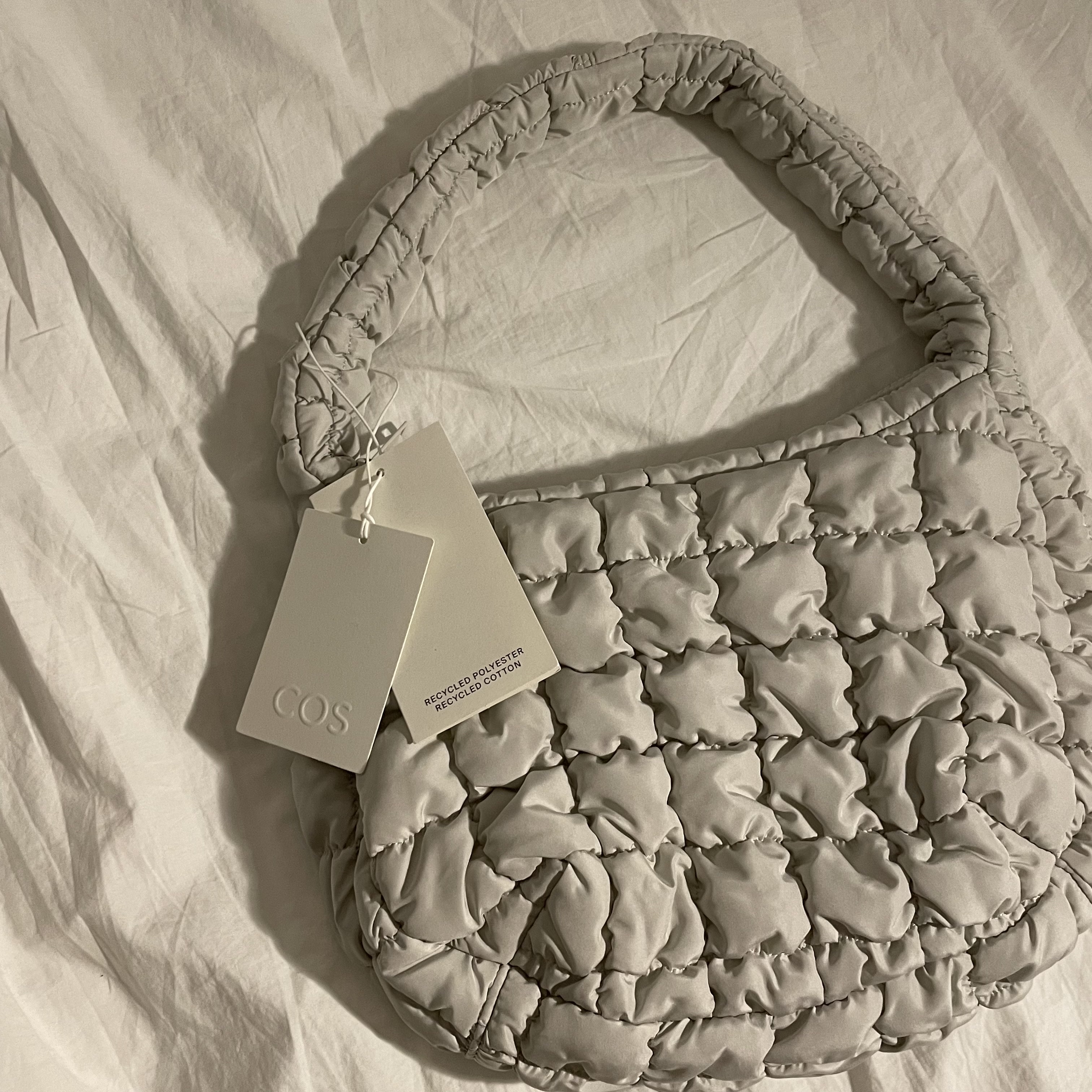 COS Quilted Mini Bag Light Grey 착용 스타일 - 2