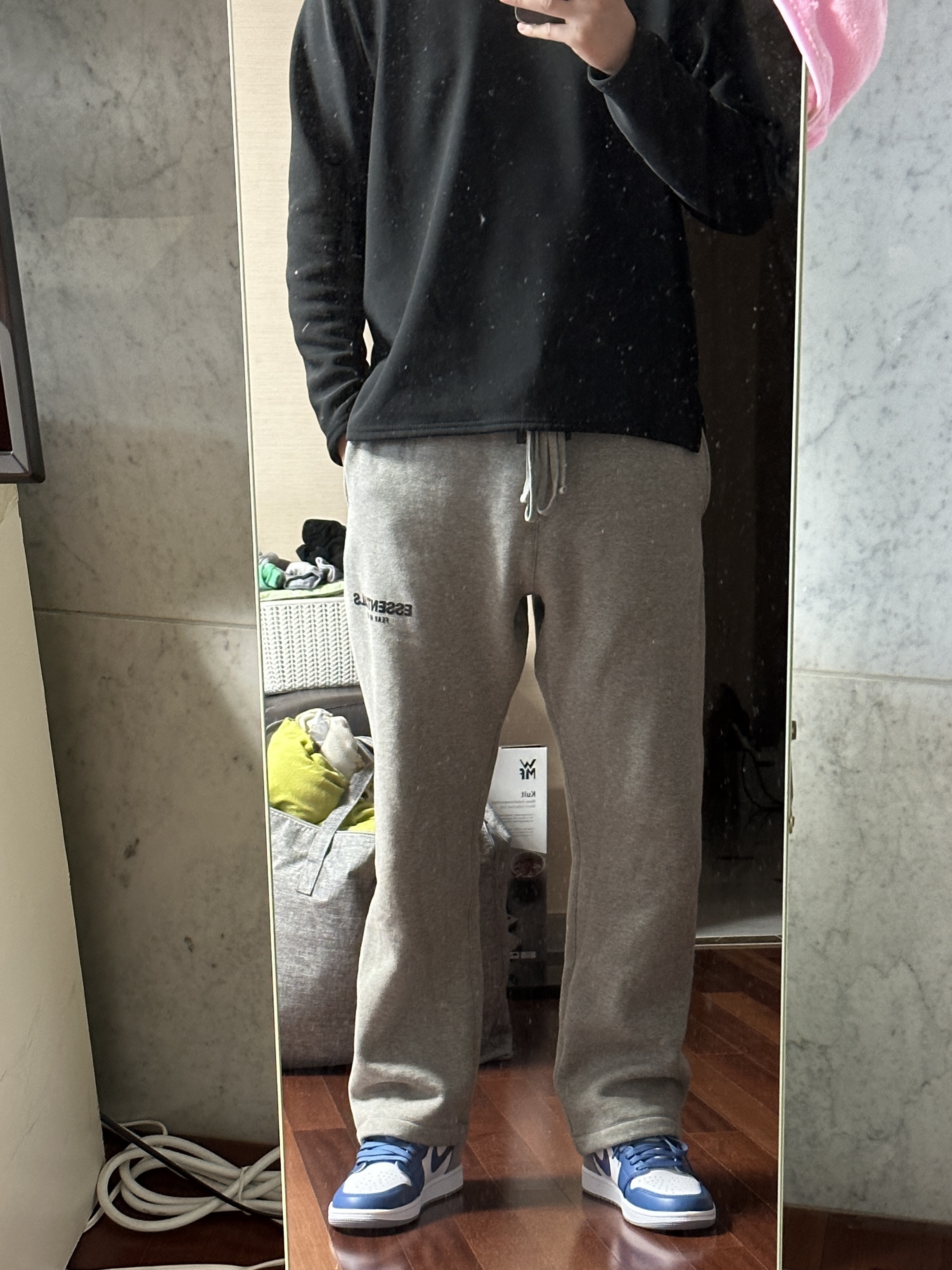 Essentials The Core Collection Relaxed Sweatpants Dark Oatmeal, Jordan 1 Retro High OG True Blue 착용 스타일 - 1