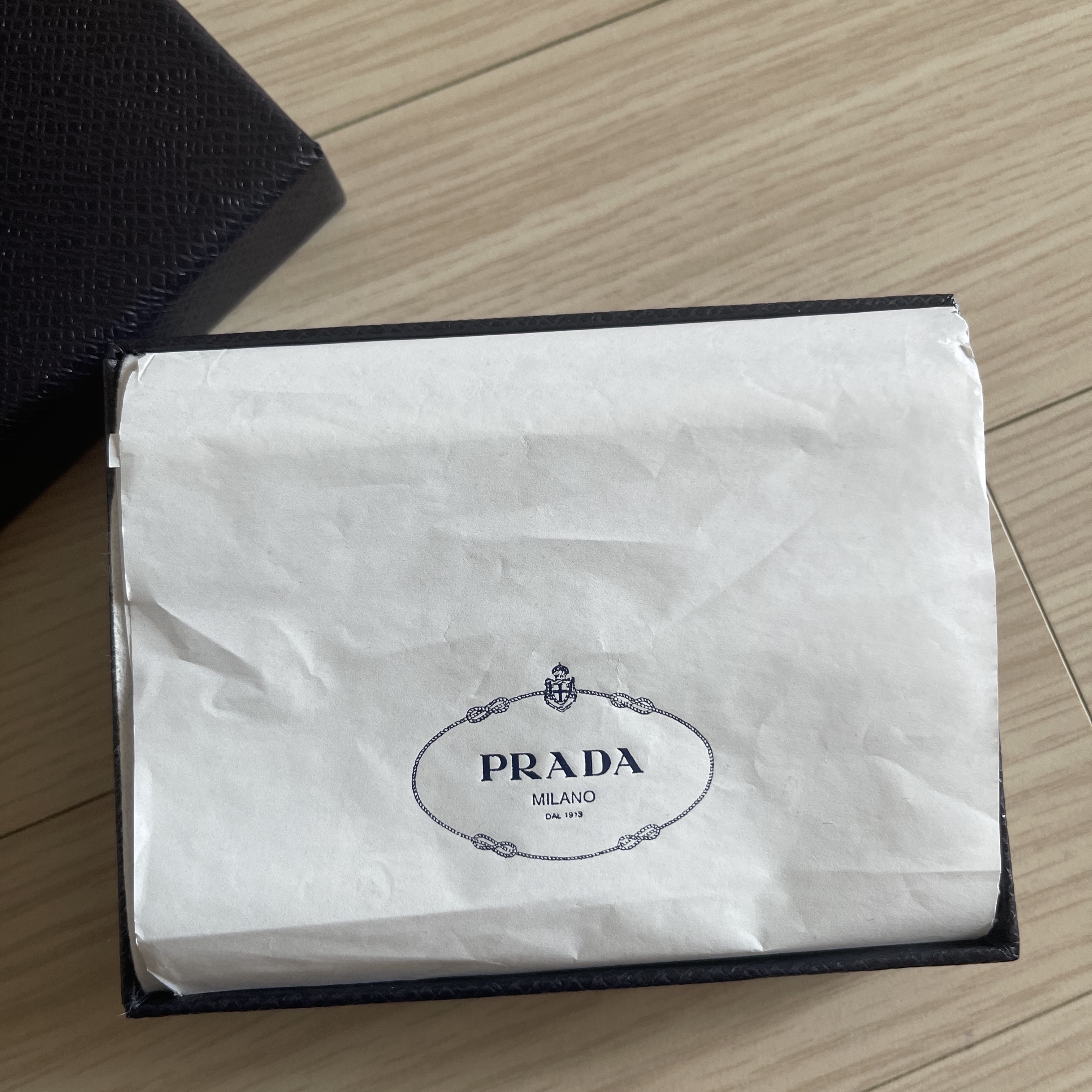 Prada Saffiano Metal Logo Wallet Black 착용 스타일 - 2