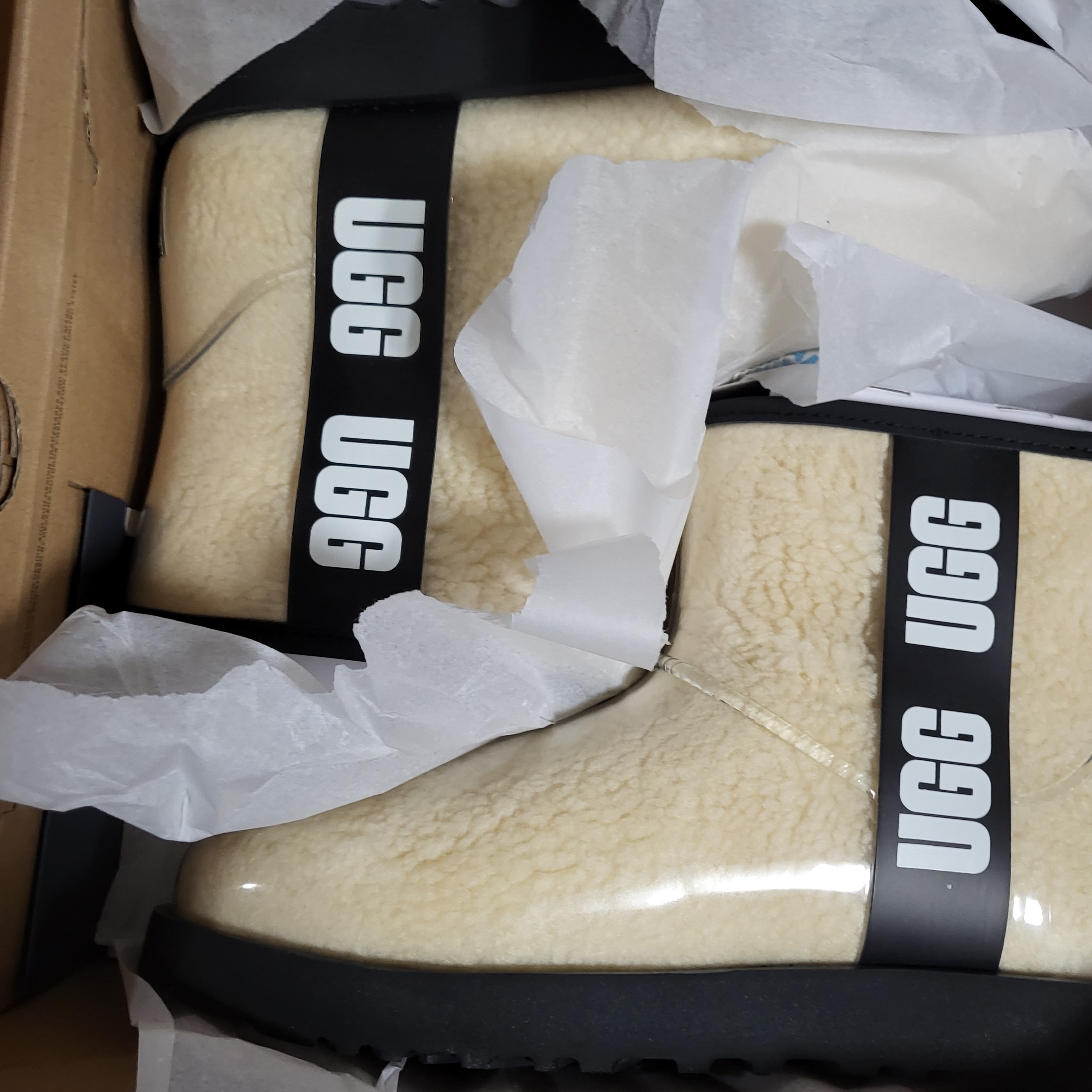 (W) UGG Classic Clear Mini Boots Natural Black 착용 스타일