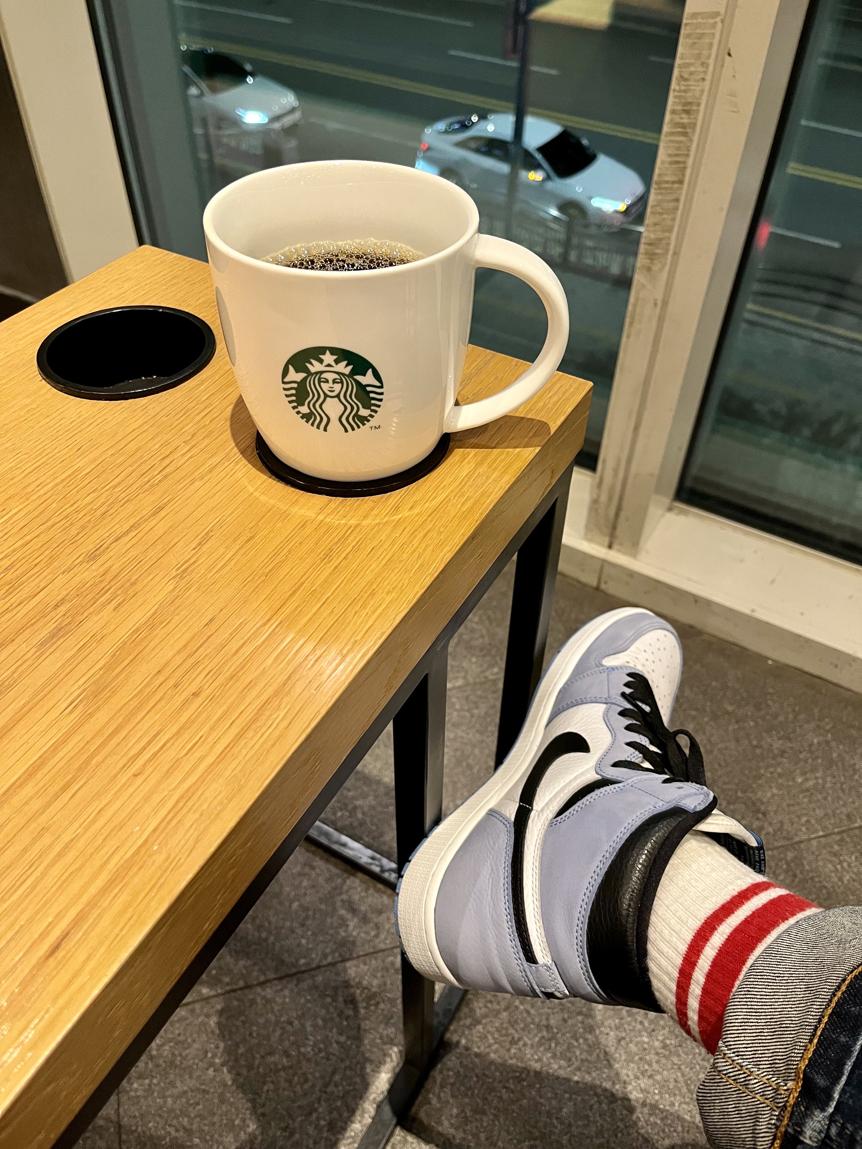 Jordan 1 Retro High OG University Blue, Nike NSW Everyday Essential Crew Socks White University Red (3 Pack/Korean Ver.) 착용 스타일 - 1