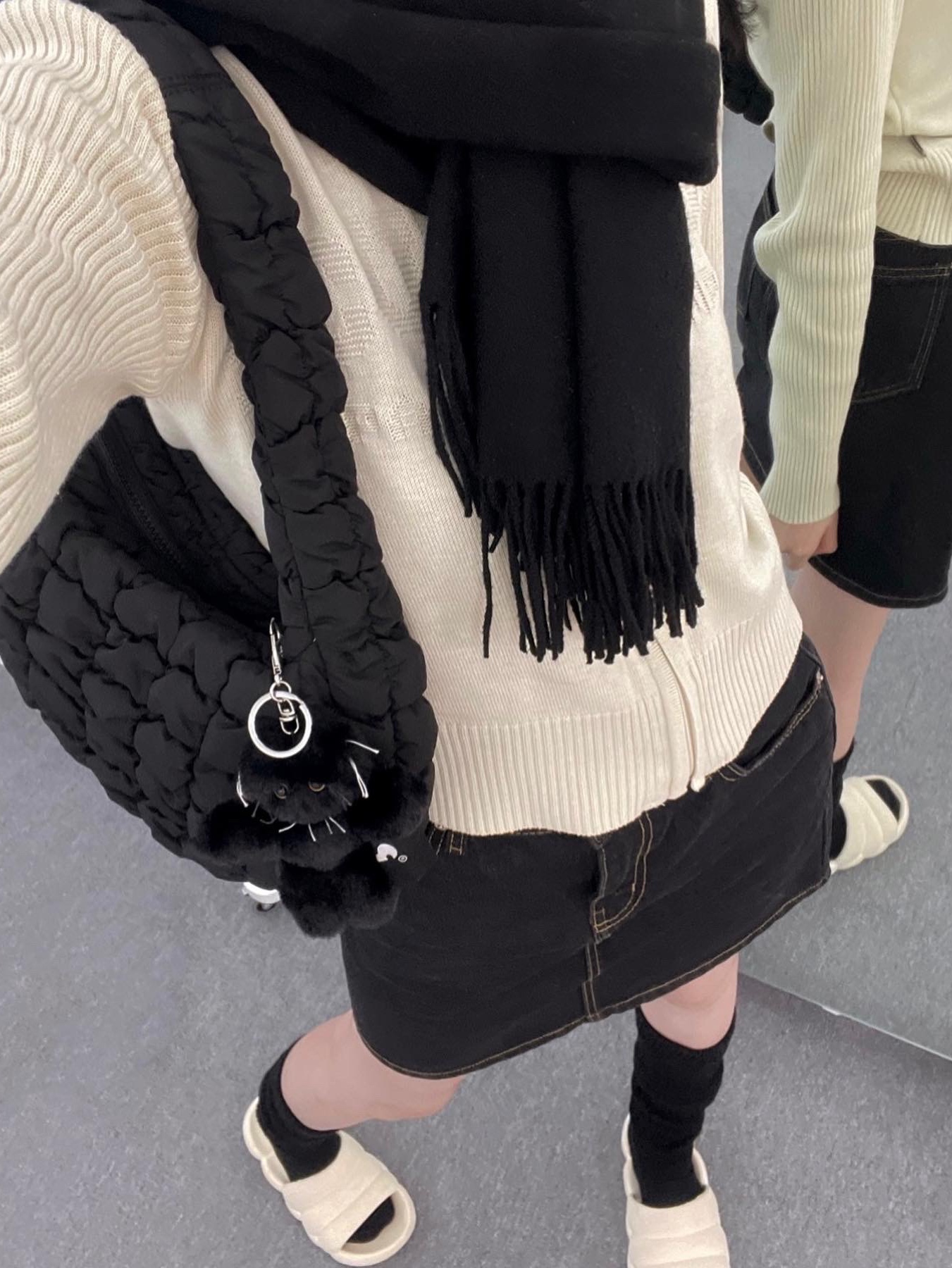 COS Quilted Mini Bag Black 착용 스타일 - 2