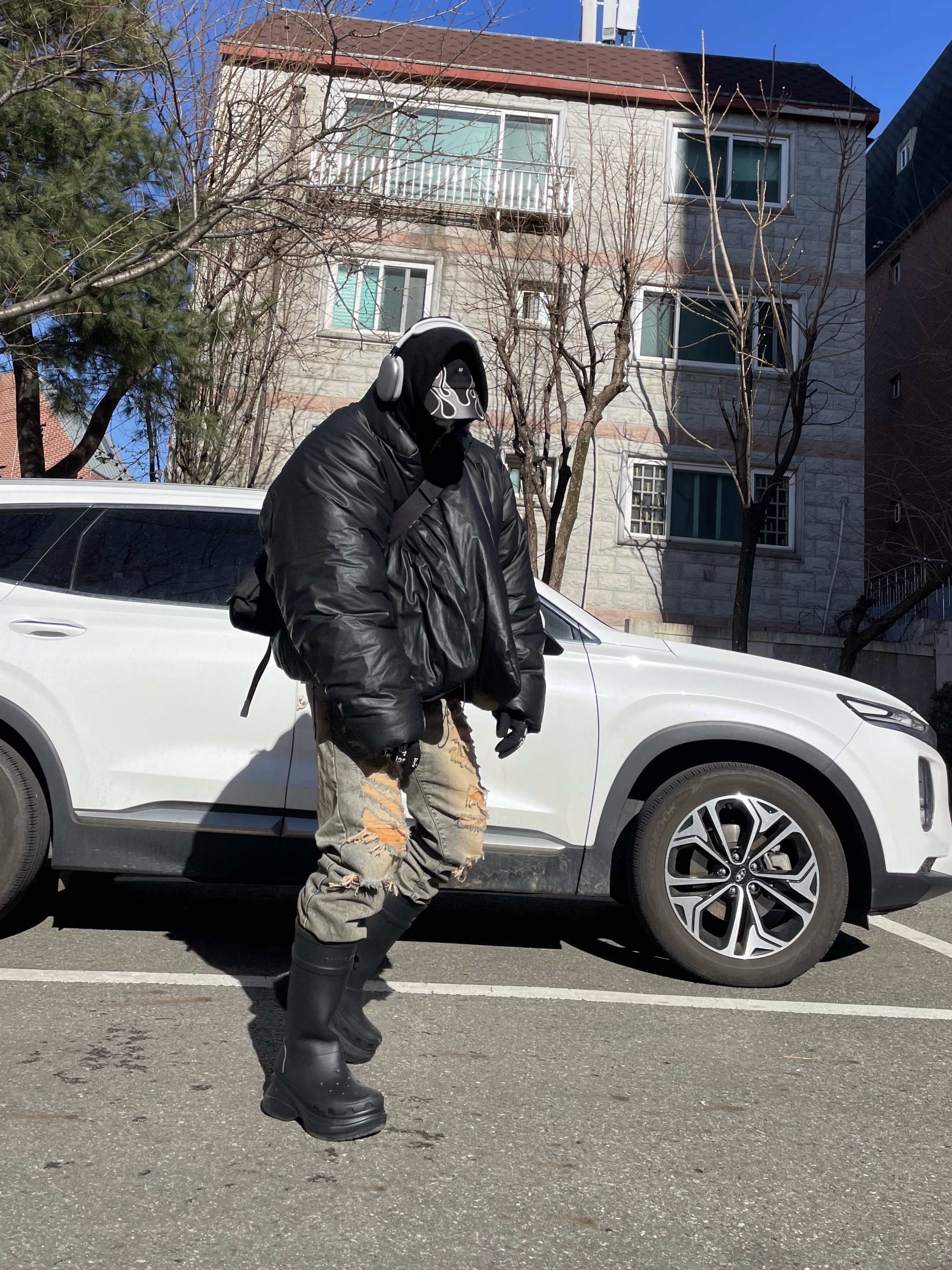 Yeezy Gap Round Jacket Black, Yeezy Gap Engineered By Balenciaga Flame Cap Black 착용 스타일 - 2