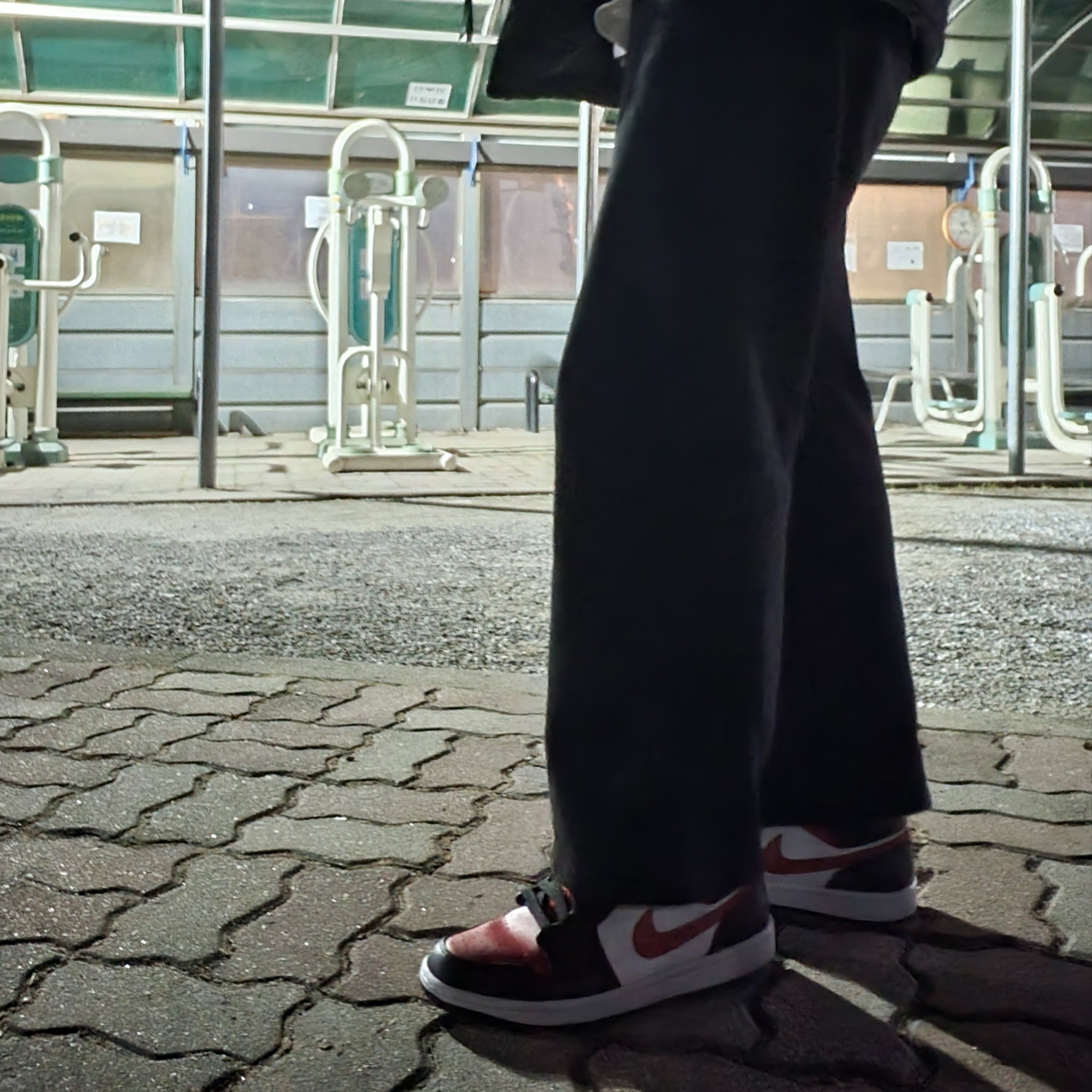 Jordan 1 Mid Black Fire Red 착용 스타일 - 3