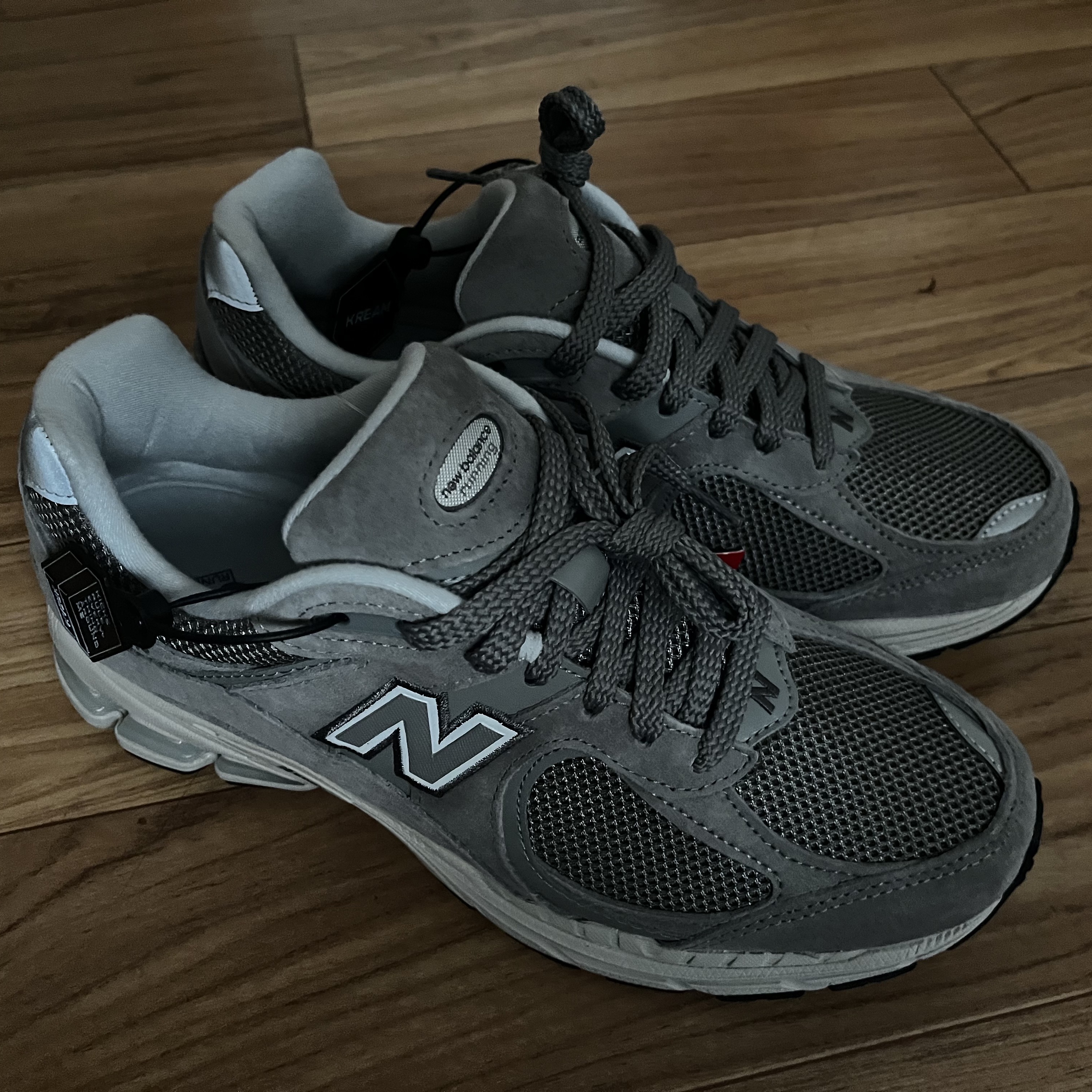 New Balance 2002R Grey 착용 스타일