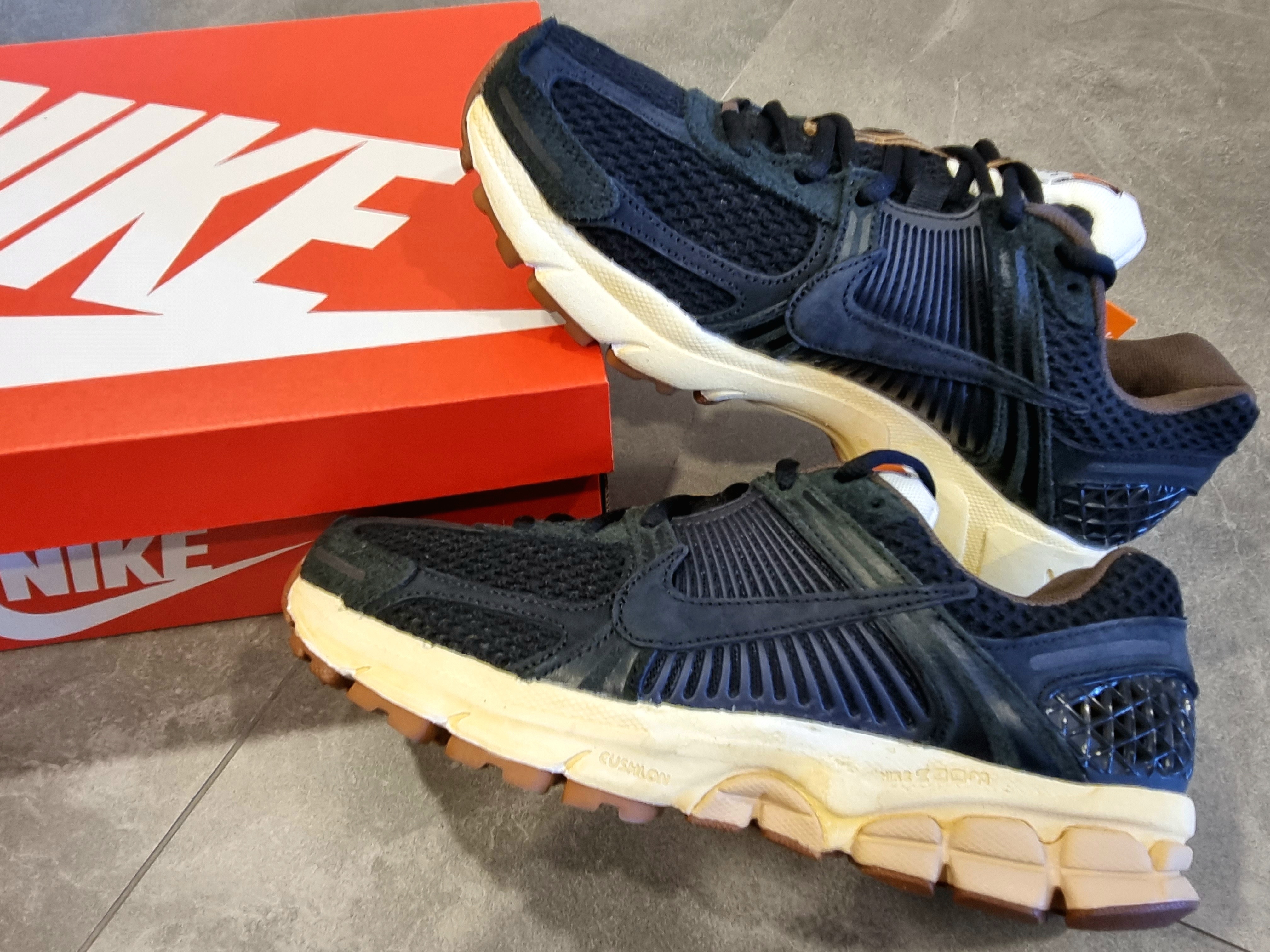(W) Nike Zoom Vomero 5 Black 착용 스타일 - 5