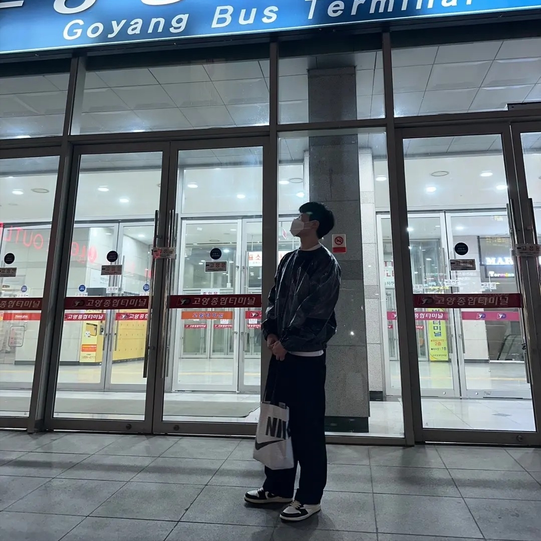 Jordan 1 x Travis Scott x Fragment Retro Low OG SP Military Blue 착용 스타일 - 3