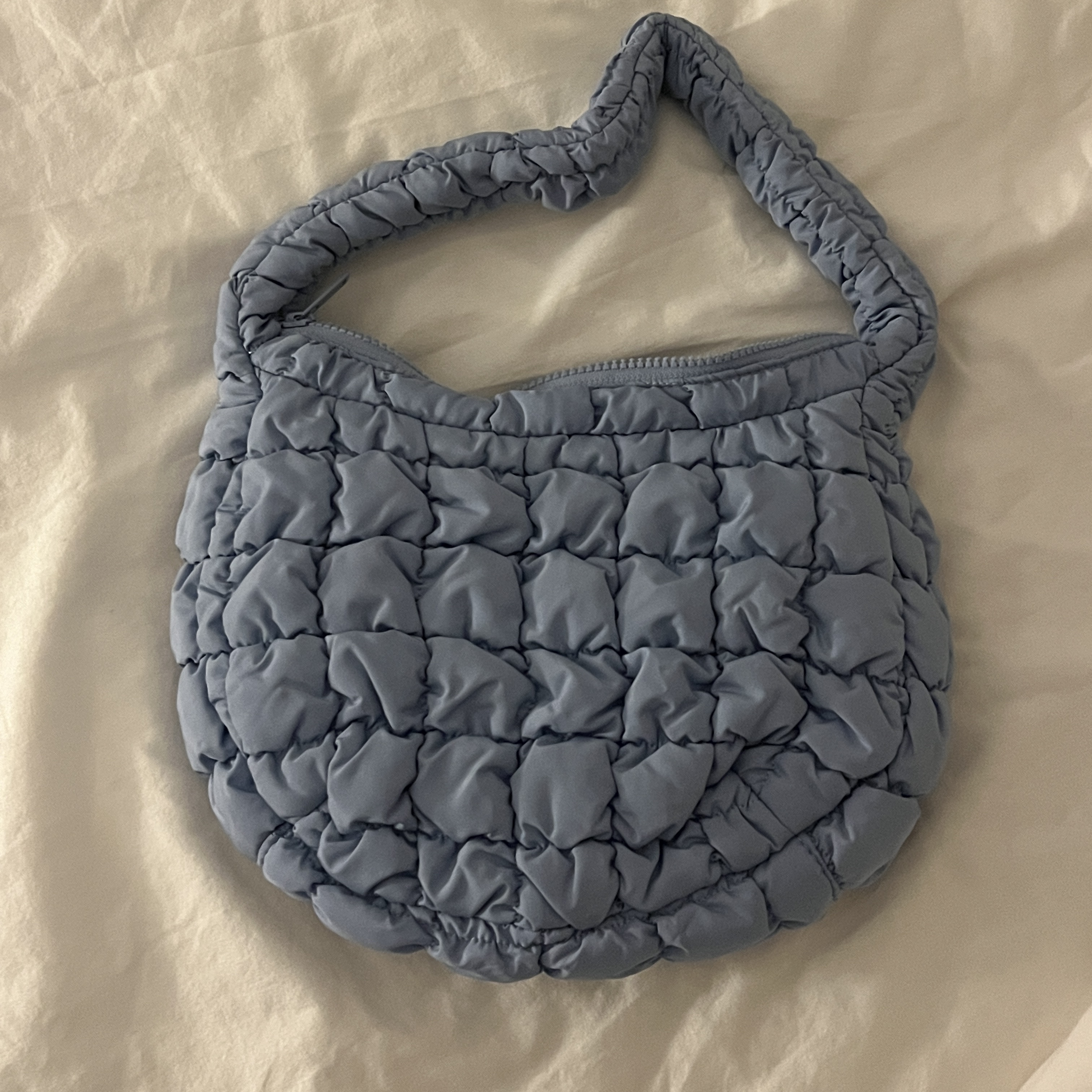 COS Quilted Mini Bag Light Blue 착용 스타일 - 1