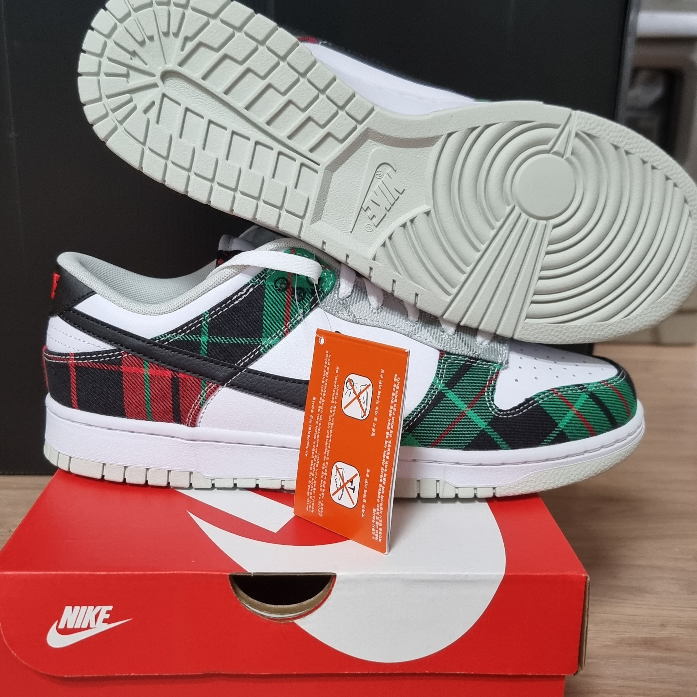 Nike Dunk Low Retro PRM White and Black 착용 스타일 - 2