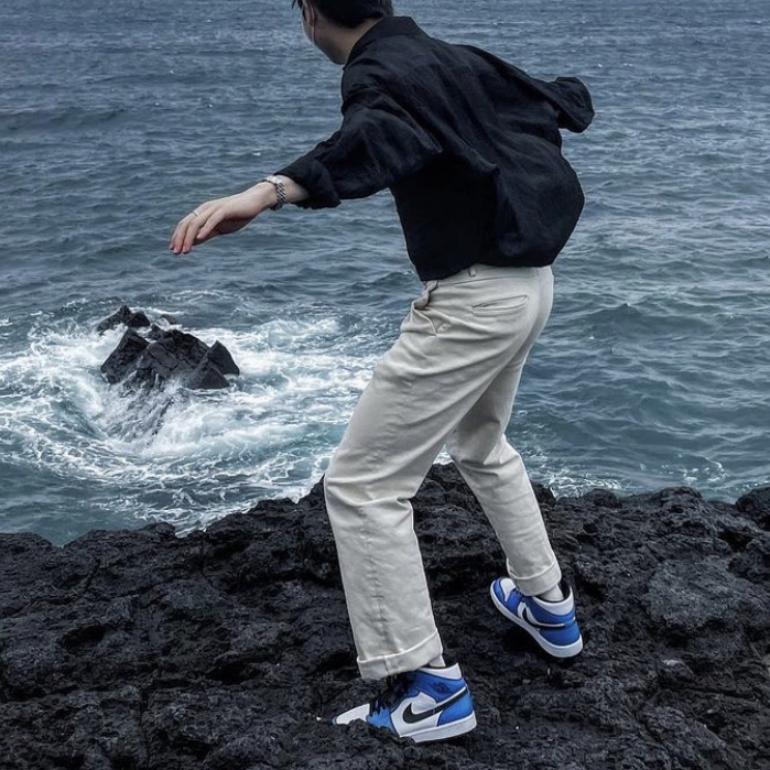 Jordan 1 Mid SE Signal Blue 착용 스타일