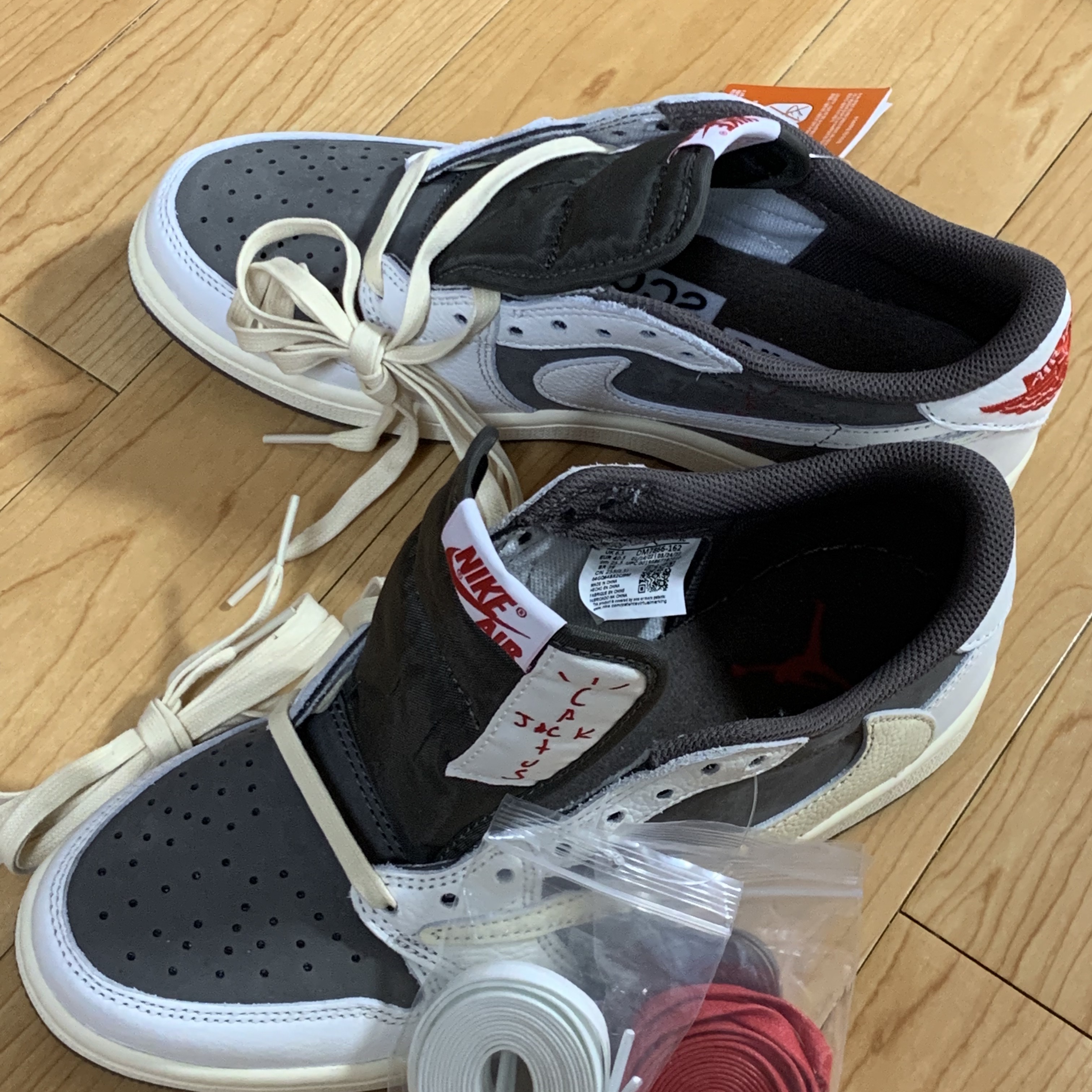 Jordan 1 x Travis Scott Retro Low OG SP Sail and Ridgerock 착용 스타일 - 3