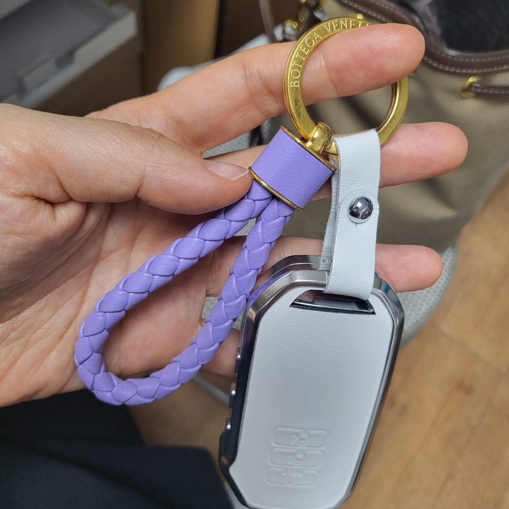 Bottega Veneta Leather Keyring Wisteria 착용 스타일