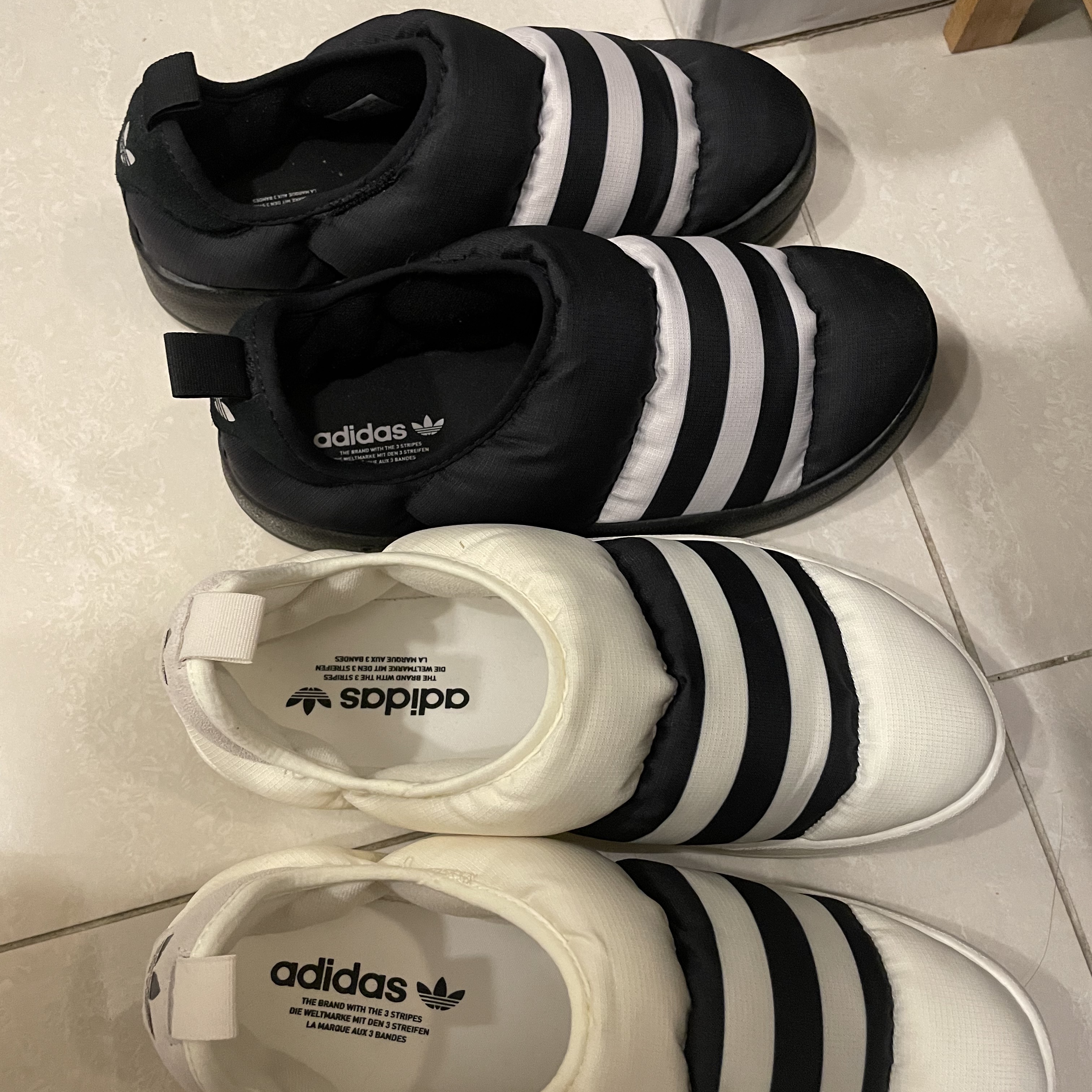 Adidas Puffylette Core Black 착용 스타일