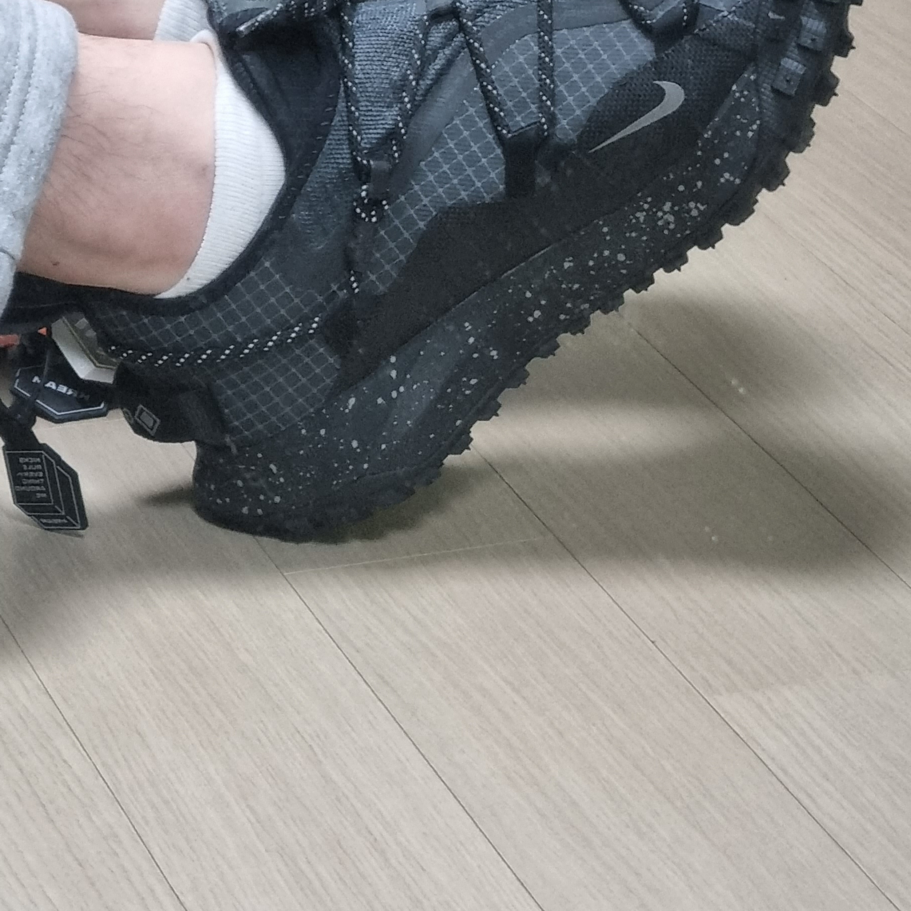 Nike ACG Mountain Fly Low Gore-Tex SE Dark Smoke Grey 착용 스타일 - 2