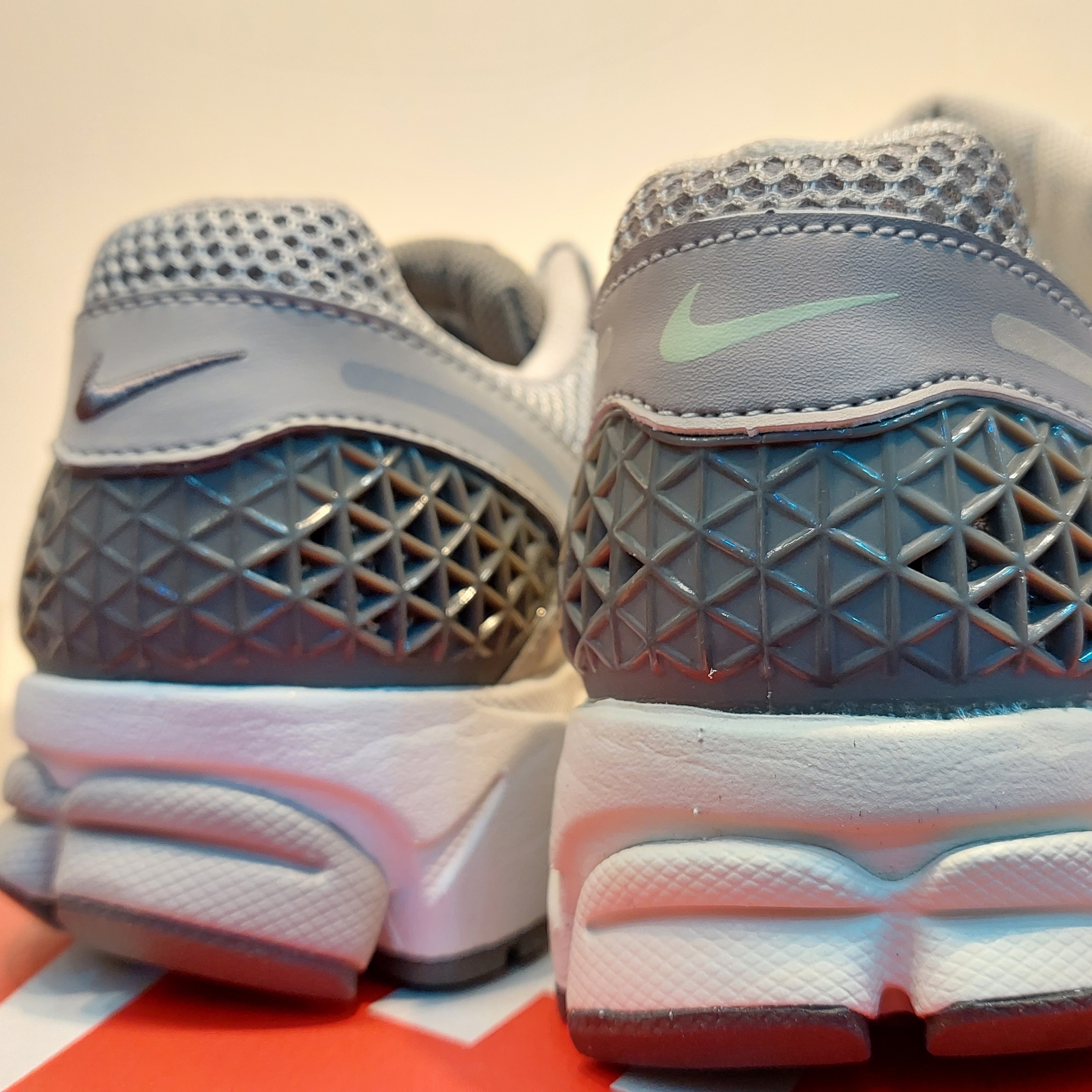 Nike Zoom Vomero 5 PRM Light Iron Ore and Flat Fewter, (W) Nike Zoom Vomero 5 Cobblestone and Flat Pewter 착용 스타일 - 2