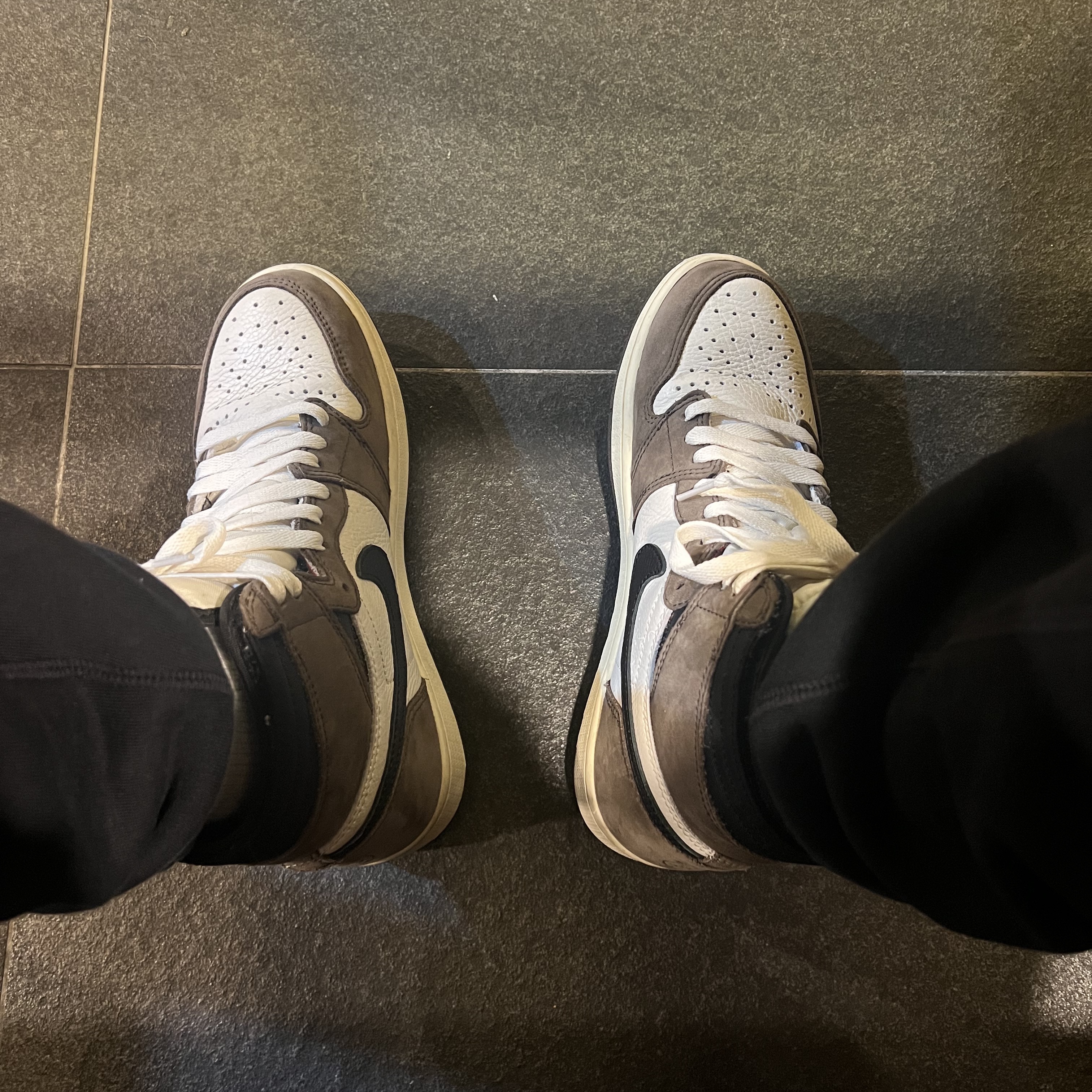 Jordan 1 x Travis Scott x Fragment Retro High OG SP Military Blue, Jordan 1 x Travis Scott Retro High OG SP Mocha 착용 스타일 - 2