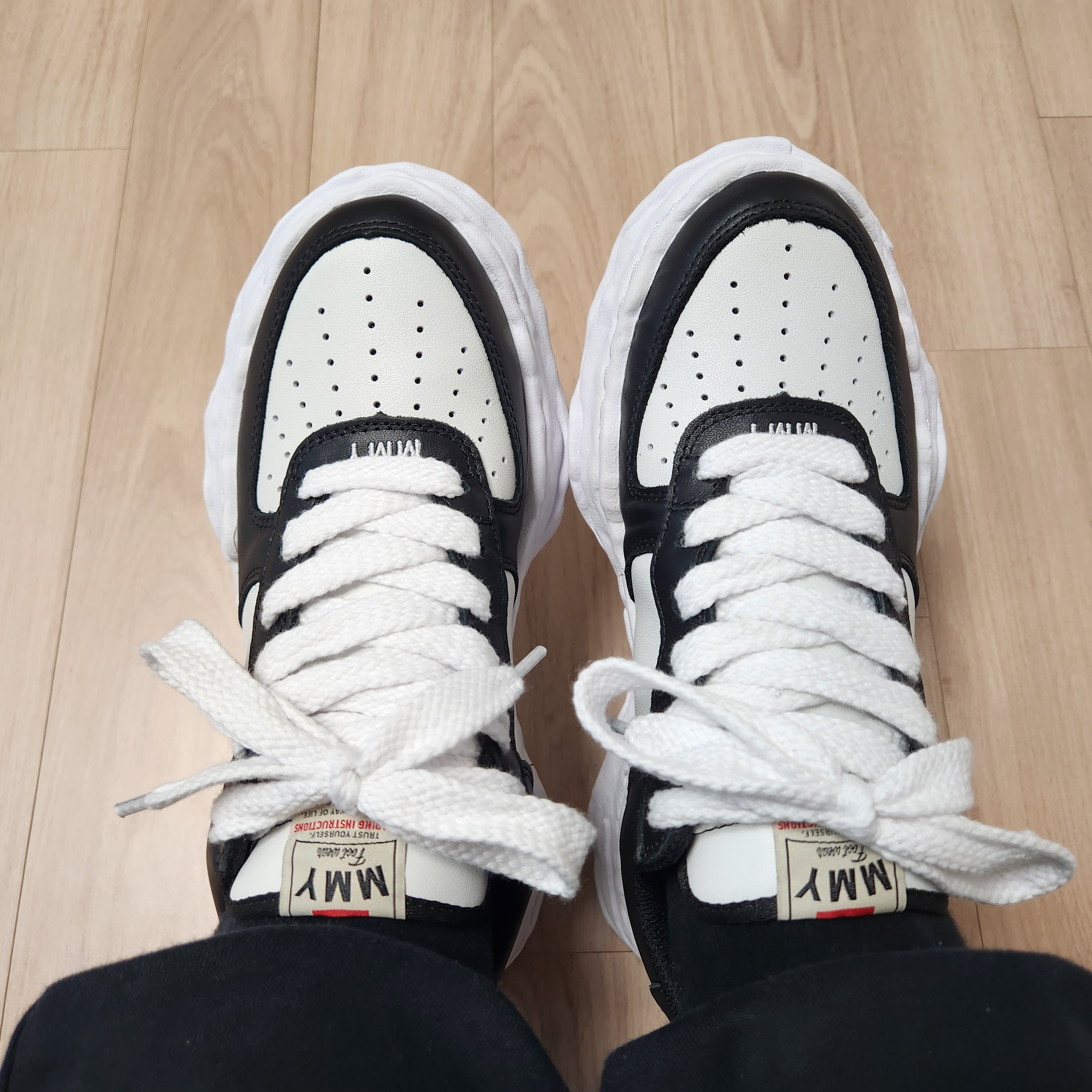 Maison Mihara Yasuhiro Wayne OG Sole Leather Low-top Sneakers Black White 착용 스타일 - 3