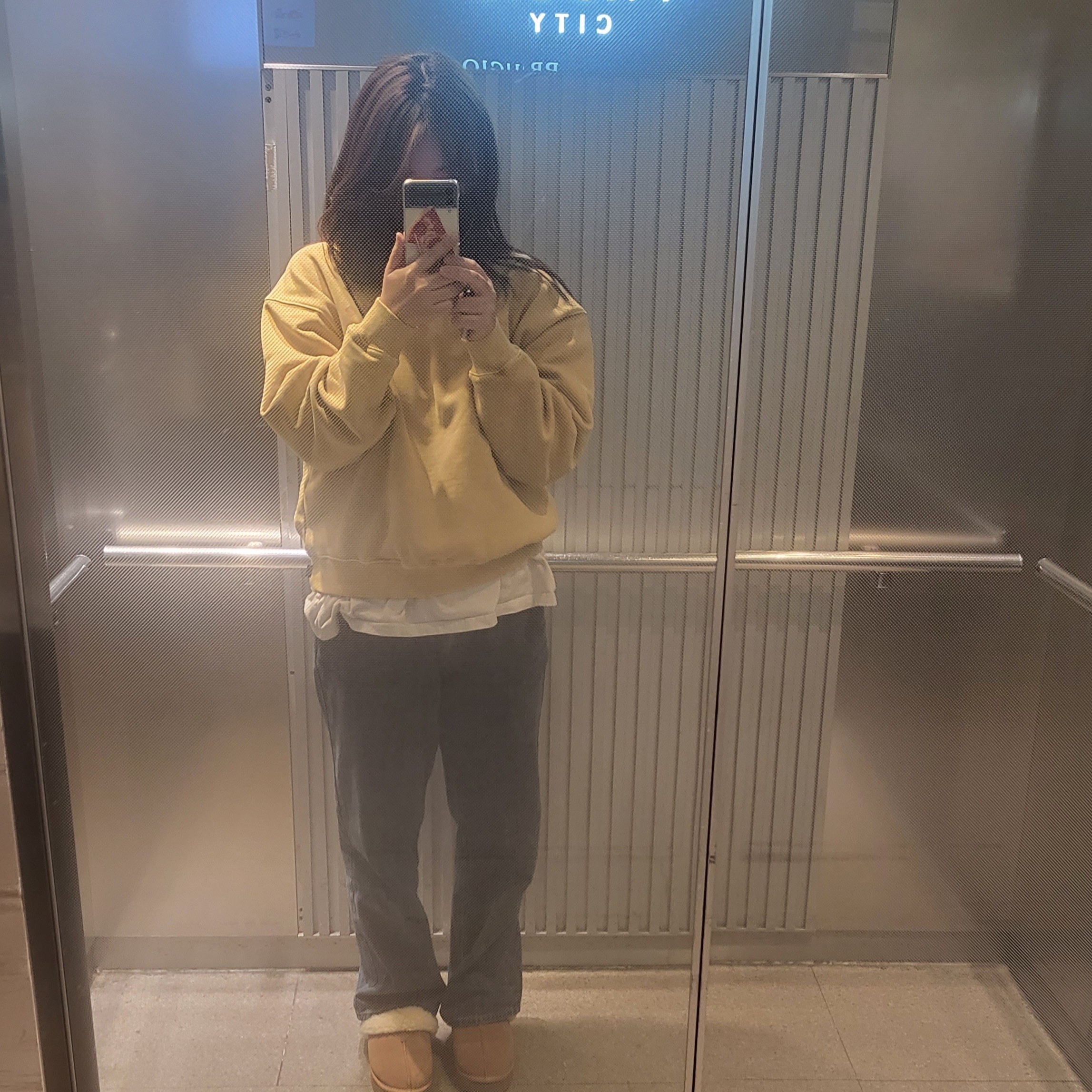 IAB Studio Pigment Sweatshirt & Mini Bag Mustard 착용 스타일