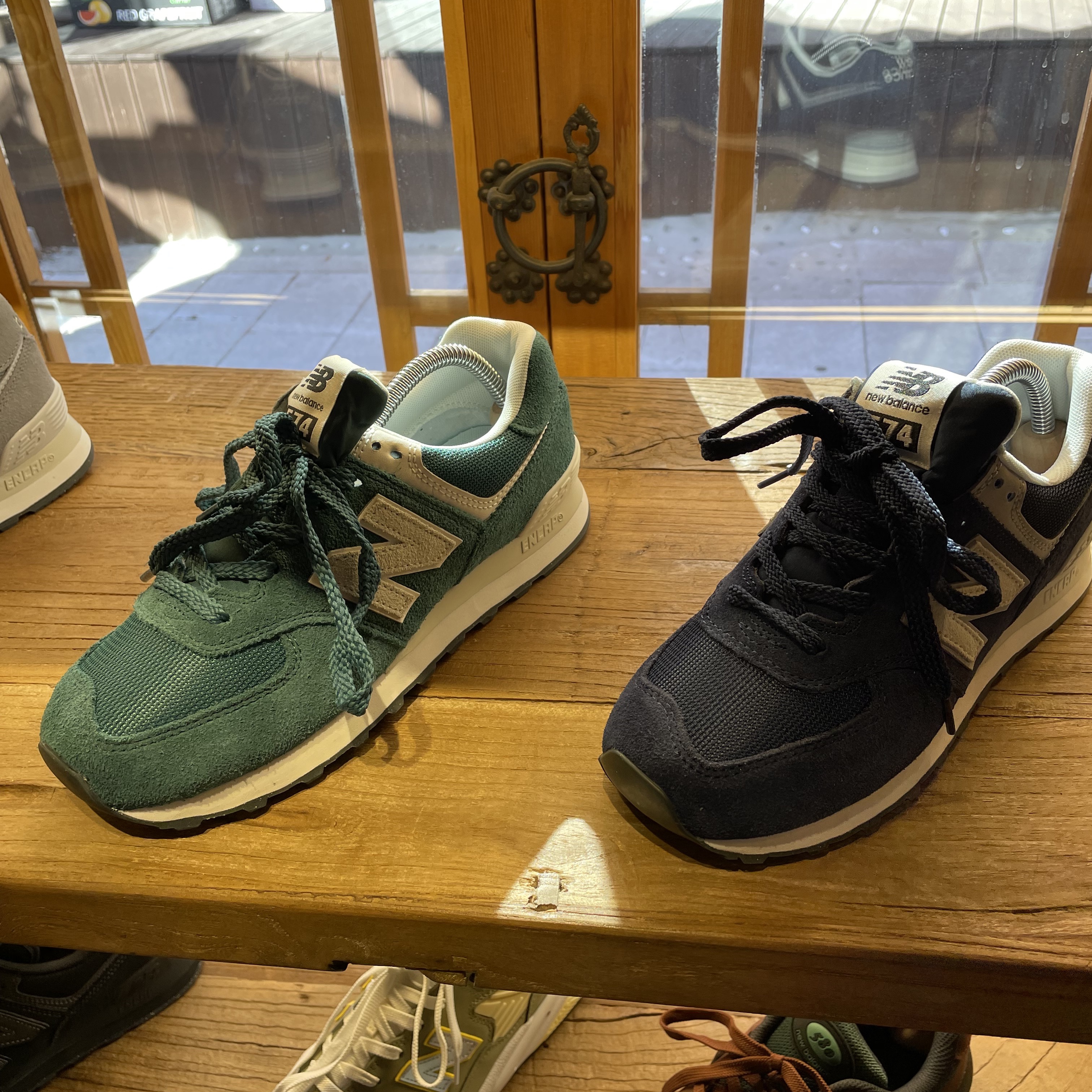 New Balance 574 Classics Reimagined Green, New Balance 574 Classics Reimagined Navy 착용 스타일 - 1