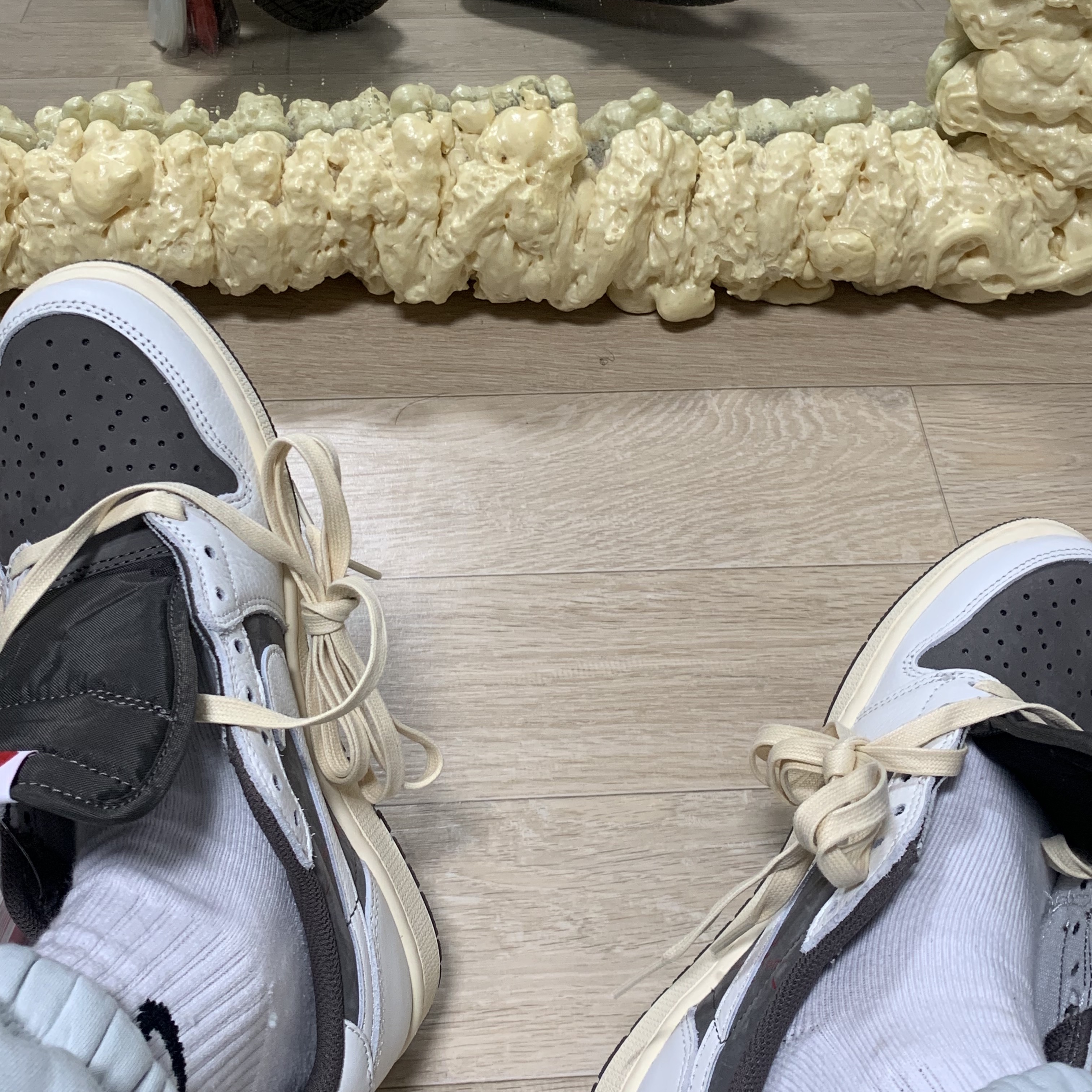 Jordan 1 x Travis Scott Retro Low OG SP Sail and Ridgerock 착용 스타일 - 4