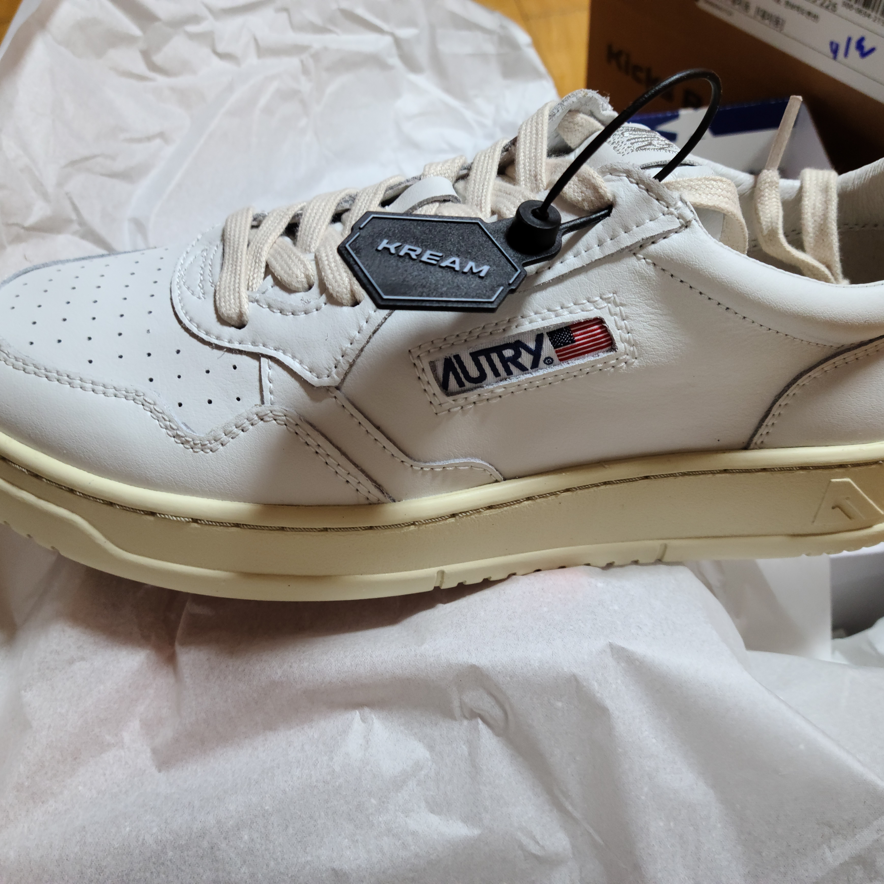 Autry Medalist Low Leather Sneakers White 착용 스타일