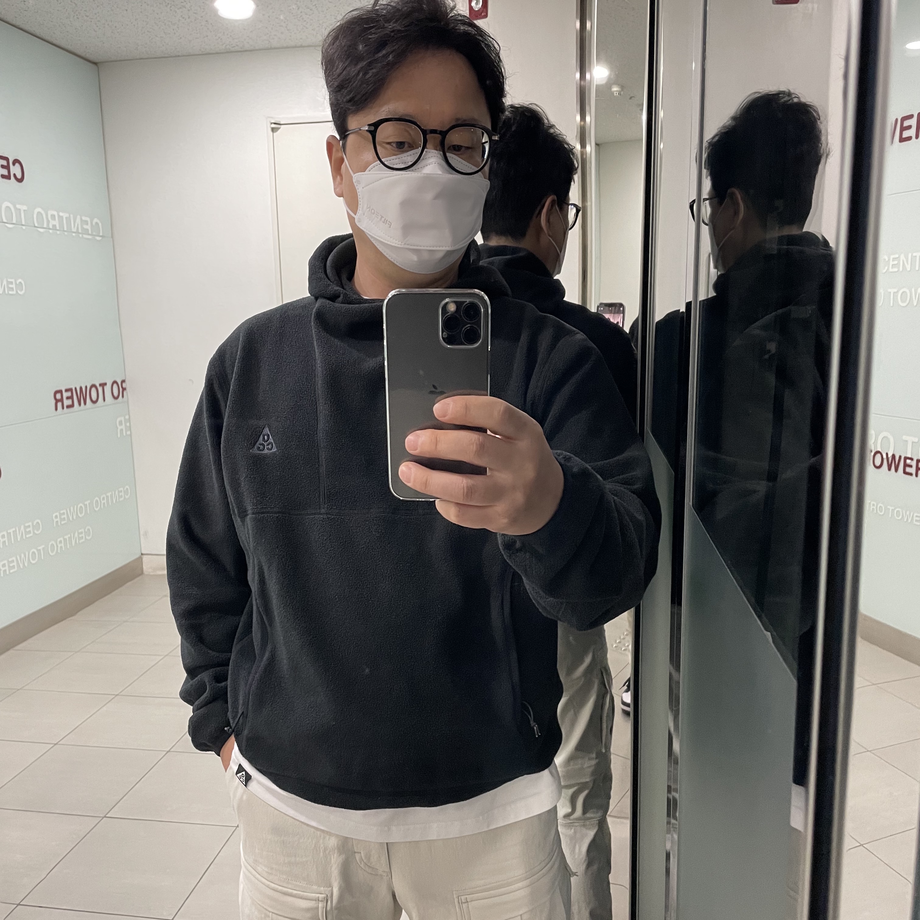 Nike ACG Smith Summit Cargo Pants Light Bone - Asia, Nike ACG Polartec Wolf Tree Pullover Hoodie Black - Asia 착용 스타일 - 3