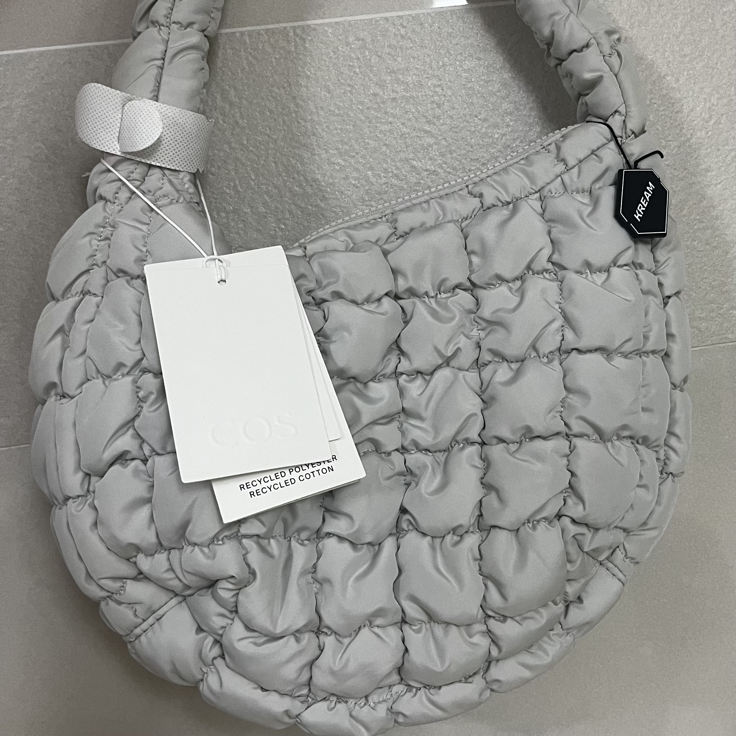 COS Quilted Mini Bag Light Grey 착용 스타일
