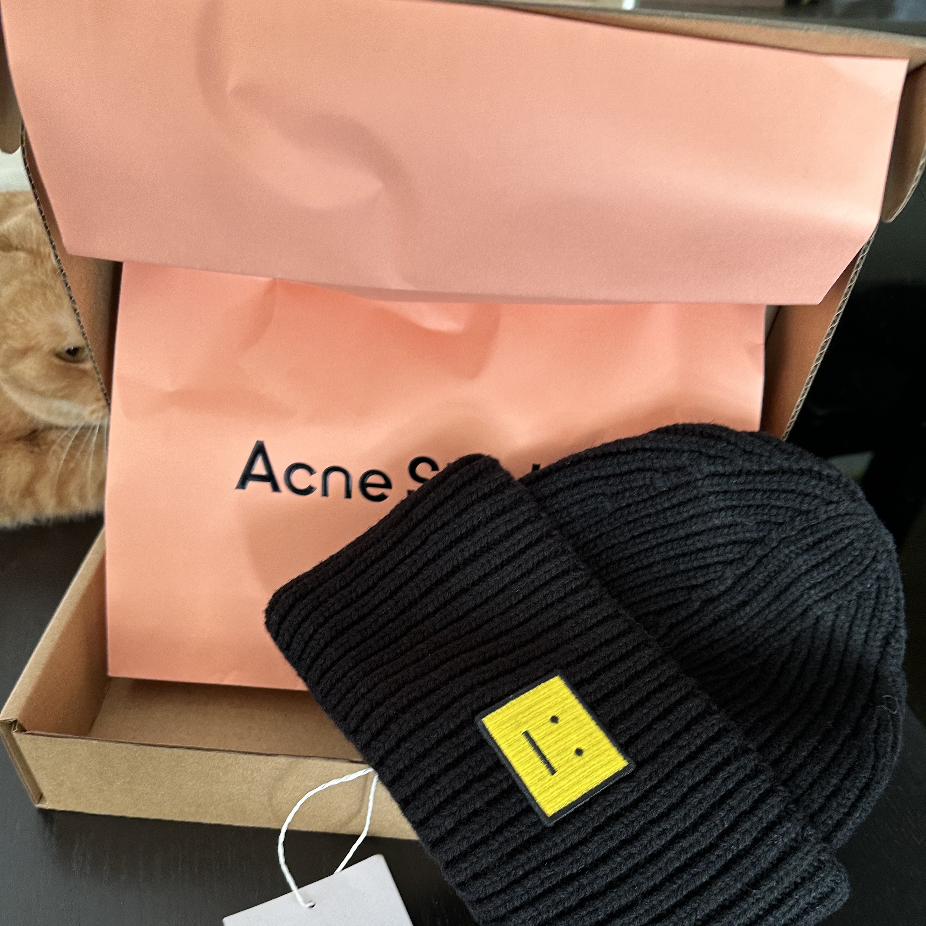 Acne Studios Face Logo Beanie Black Yellow 착용 스타일 - 3