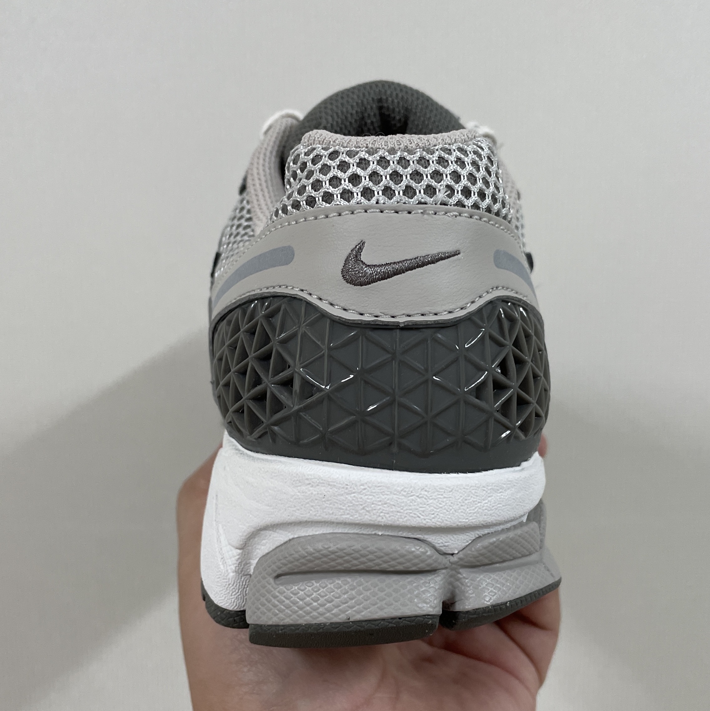 Nike Zoom Vomero 5 PRM Light Iron Ore and Flat Fewter 착용 스타일 - 3