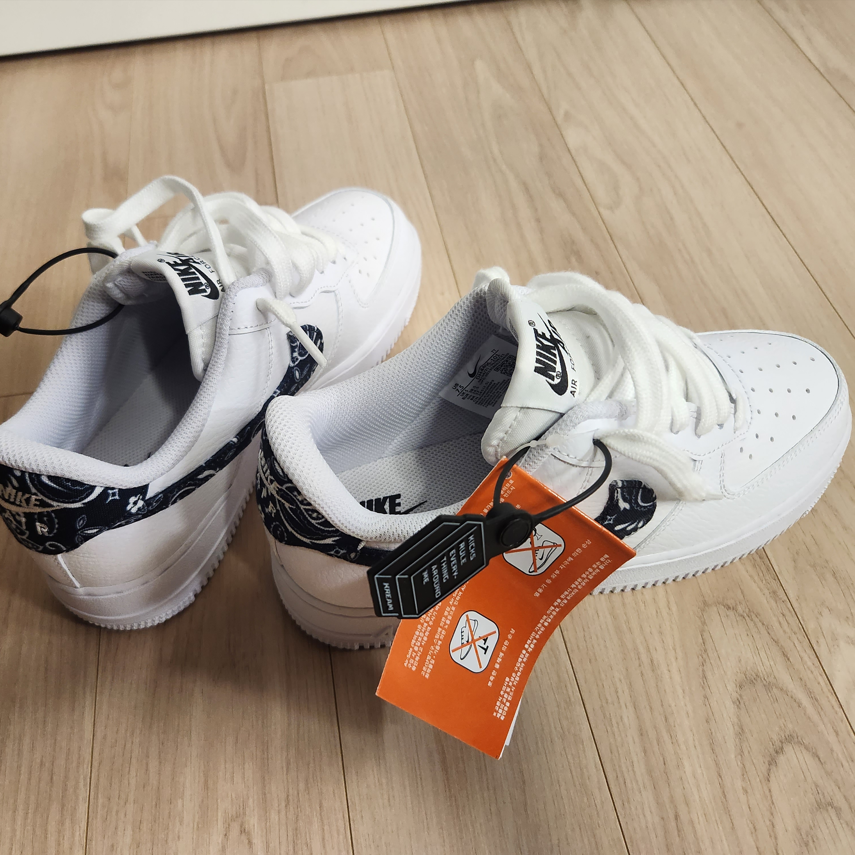 (W) Nike Air Force 1 '07 Essential Paisley Swoosh White Black 착용 스타일